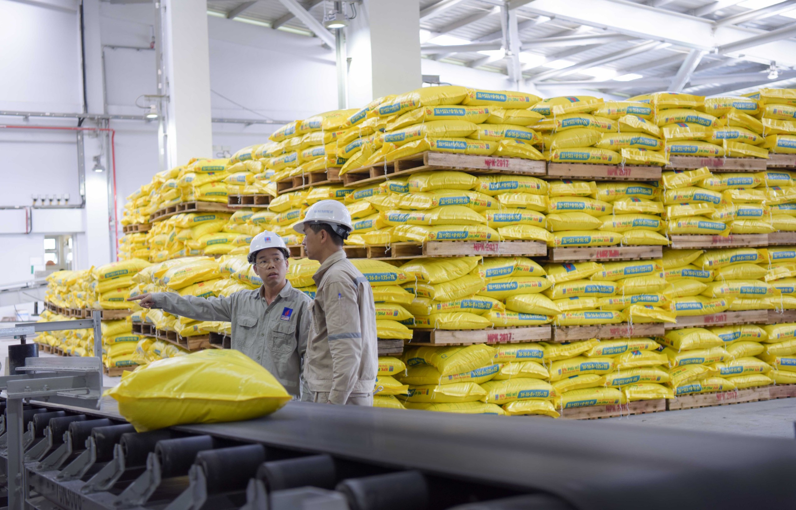Giá trị sản xuất công nghiệp của tỉnh tháng 4 tăng 11,61% so với cùng kỳ. Trong ảnh: Công nhân Nhà máy đạm Phú Mỹ trong giờ làm việc.