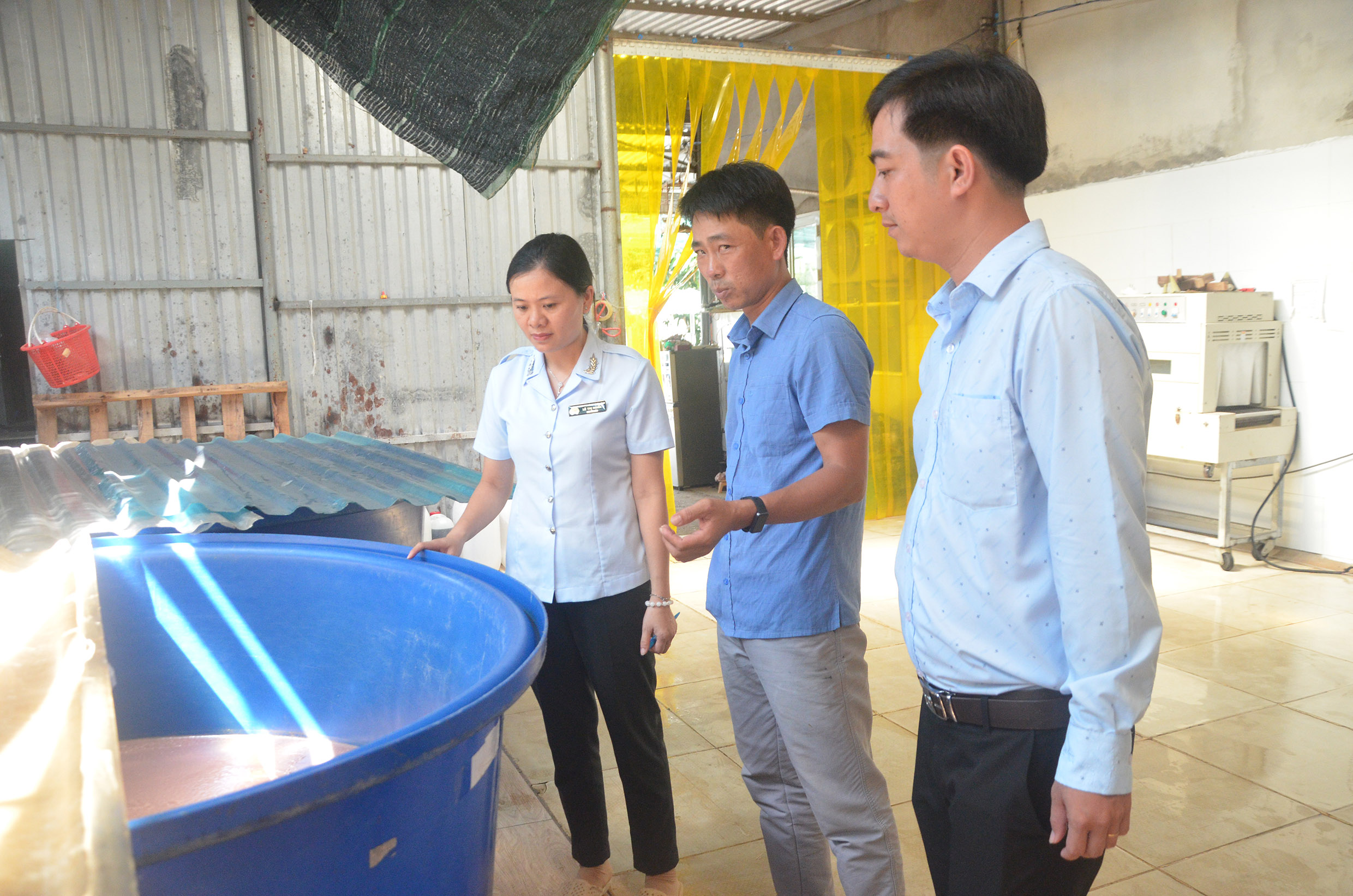 Đoàn kiểm tra liên ngành ATTP tỉnh số 3 kiểm tra thực tế tại khu vực nhà xưởng cơ sở mắm Hồng Long.