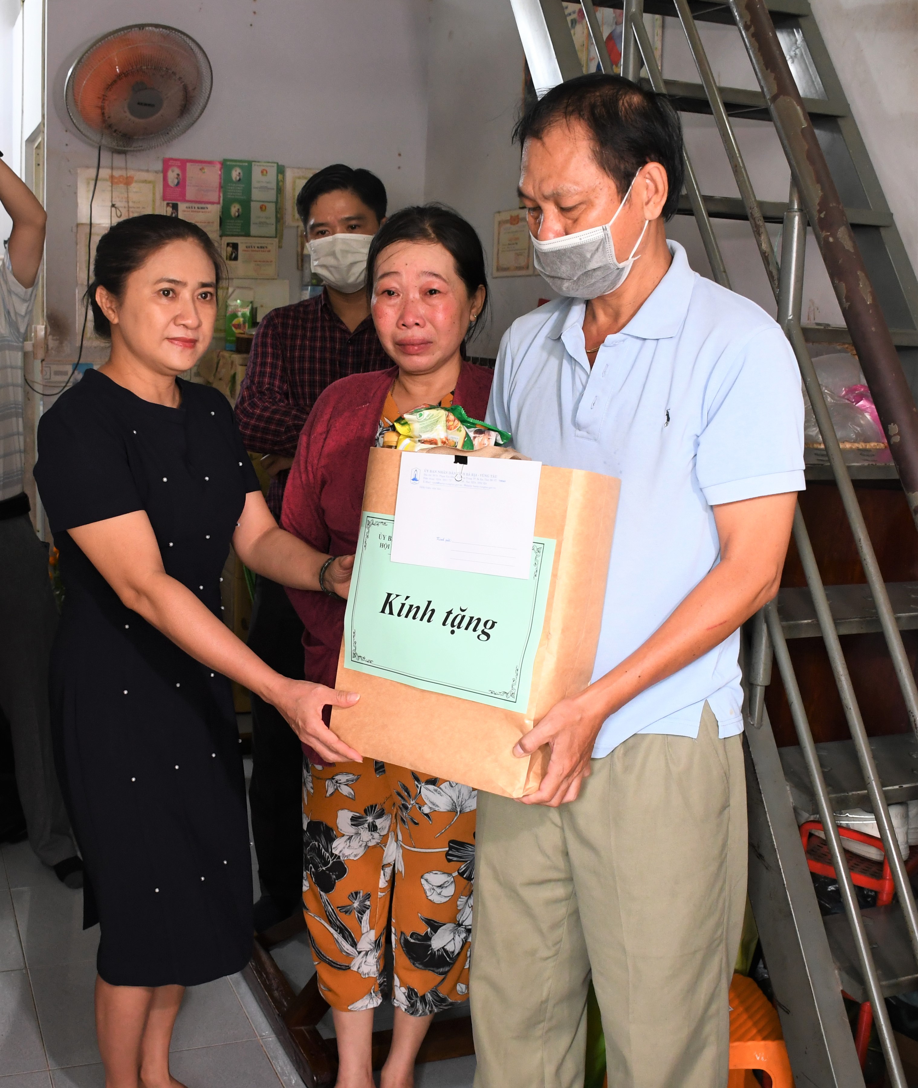 Bà Đinh Thị Trúc My, Phó Giám đốc Sở LĐ-TBXH trao quà đến một gia đình ở phường 5 (TP.Vũng Tàu) có người thân tử vong do tai nạn lao động.