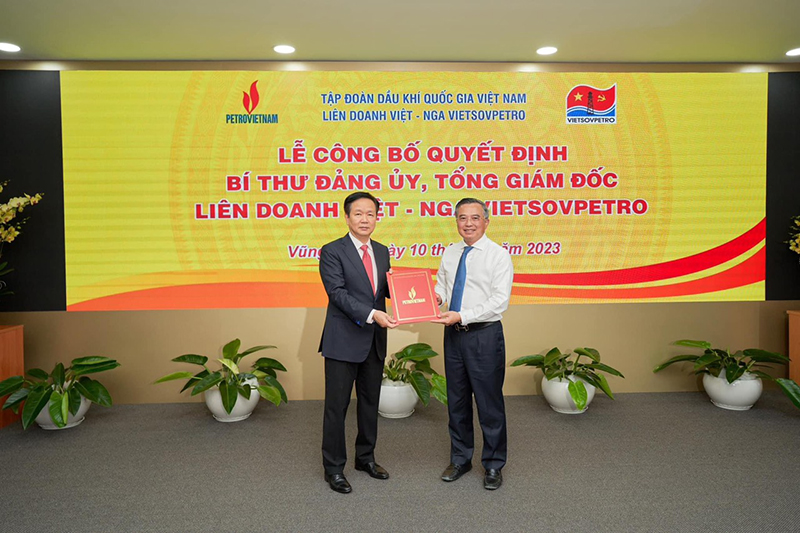 Thay mặt Tập đoàn Dầu khí Việt Nam, ông Hoàng Quốc Vượng, Chủ tịch HĐTV Tập đoàn Dầu khí Việt Nam đã trao Quyết định bổ nhiệm ông Vũ Mai Khanh 