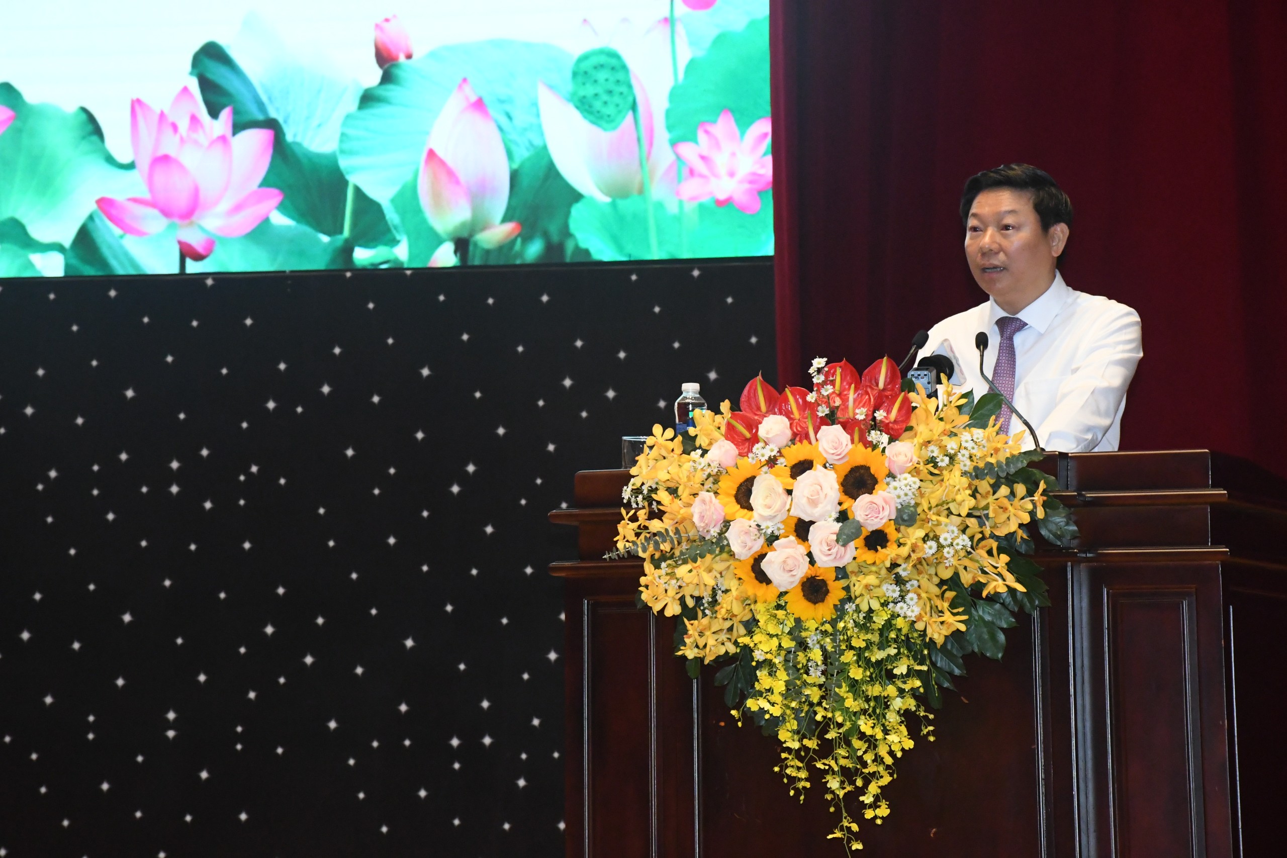 Ông Trần Thanh Lâm, Phó Trưởng Ban Tuyên giáo Trung ương truyền đạt Quy định 100-QĐ/TW và 101-QĐ/TW về trách nhiệm, quyền hạn và việc bổ nhiệm, miễn nhiệm, khen thưởng, kỷ luật lãnh đạo cơ quan báo chí, nhà xuất bản.
