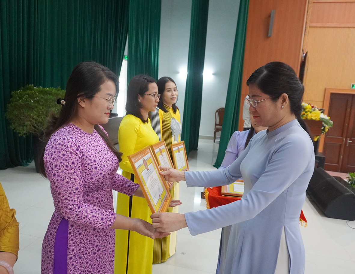Bà Lê Thị Thủy, Phó Bí thư Thường trực Thành ủy Bà Rịa tặng Giấy khen cho các cá nhân có thành tích xuất sắc trong 10 năm thực hiện Nghị quyết 29.