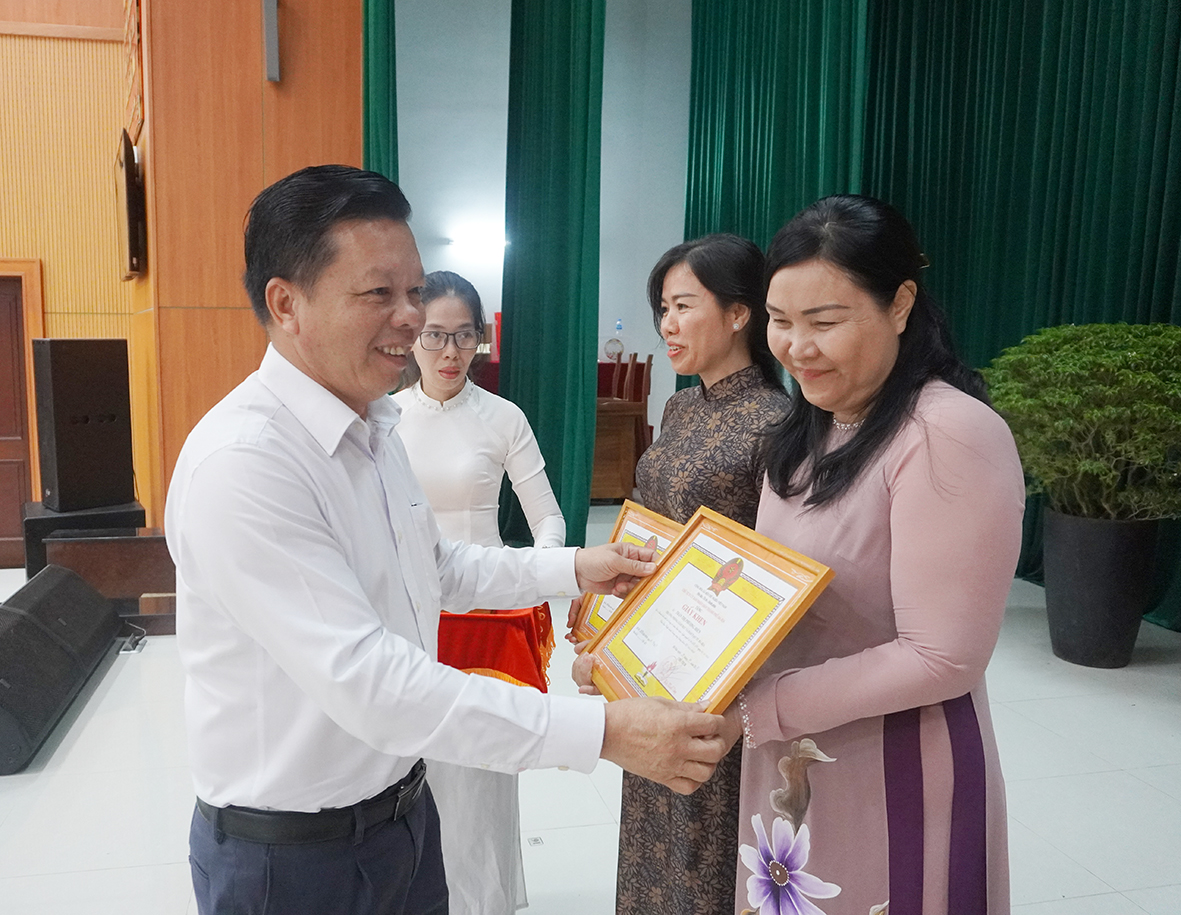 Ông Trần Thanh Dũng, Chủ tịch UBND TP. Bà Rịa tặng Giấy khen cho các cá nhân có thành tích xuất sắc trong 10 năm thực hiện Nghị quyết 29 trên địa bàn.