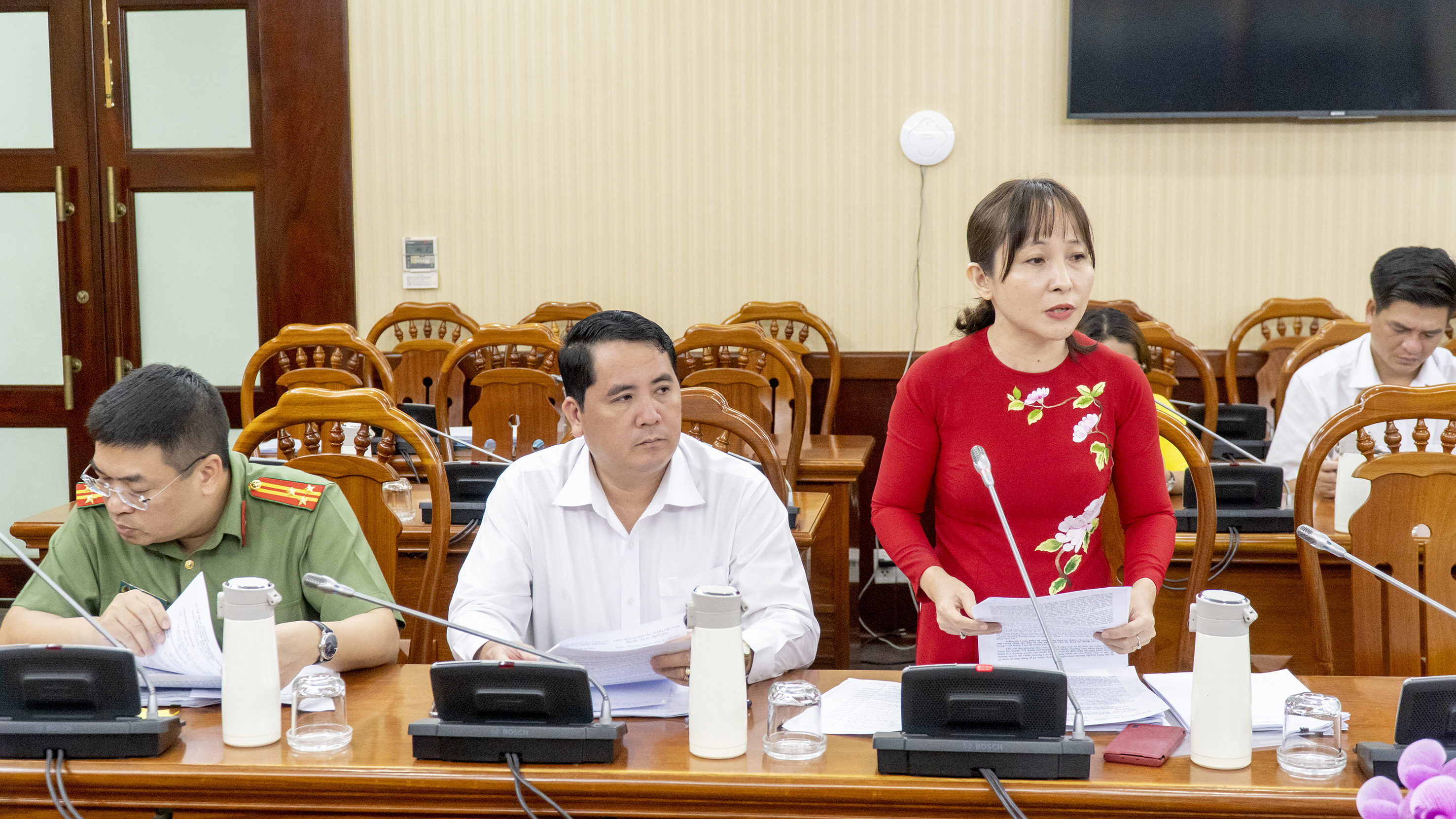 Bà Trần Thúy Ái, Phó Trưởng ban, phụ trách Ban Thi đua tỉnh trình bày báo cáo đề nghị danh sách các tập thể, cá nhân được khen thưởng cấp Nhà nước đợt I năm 2023.