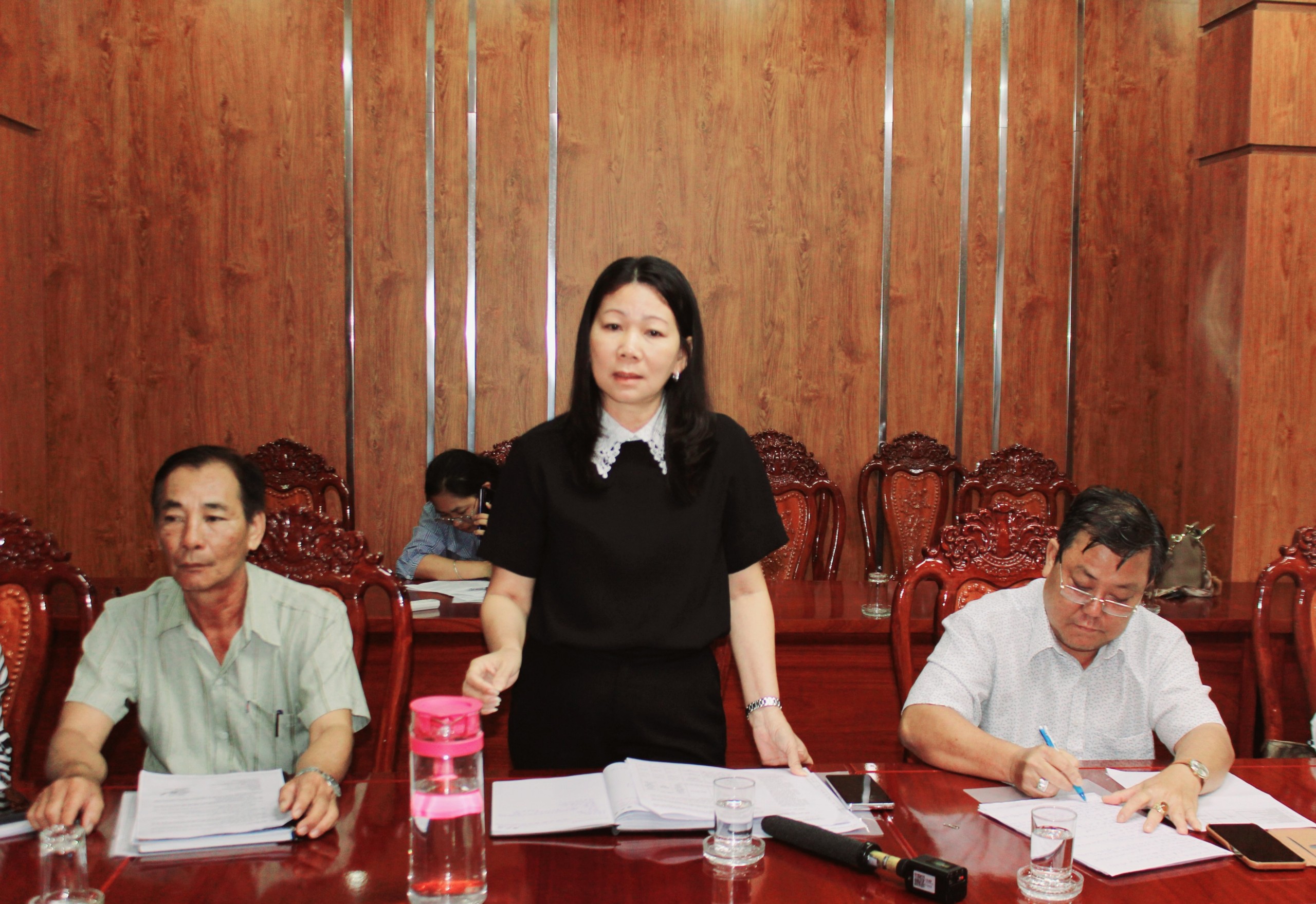 Bà Đỗ Thị Hồng, Chủ tịch UBND huyện Đất Đỏ phát biểu tại buổi làm việc với Đoàn giám sát.