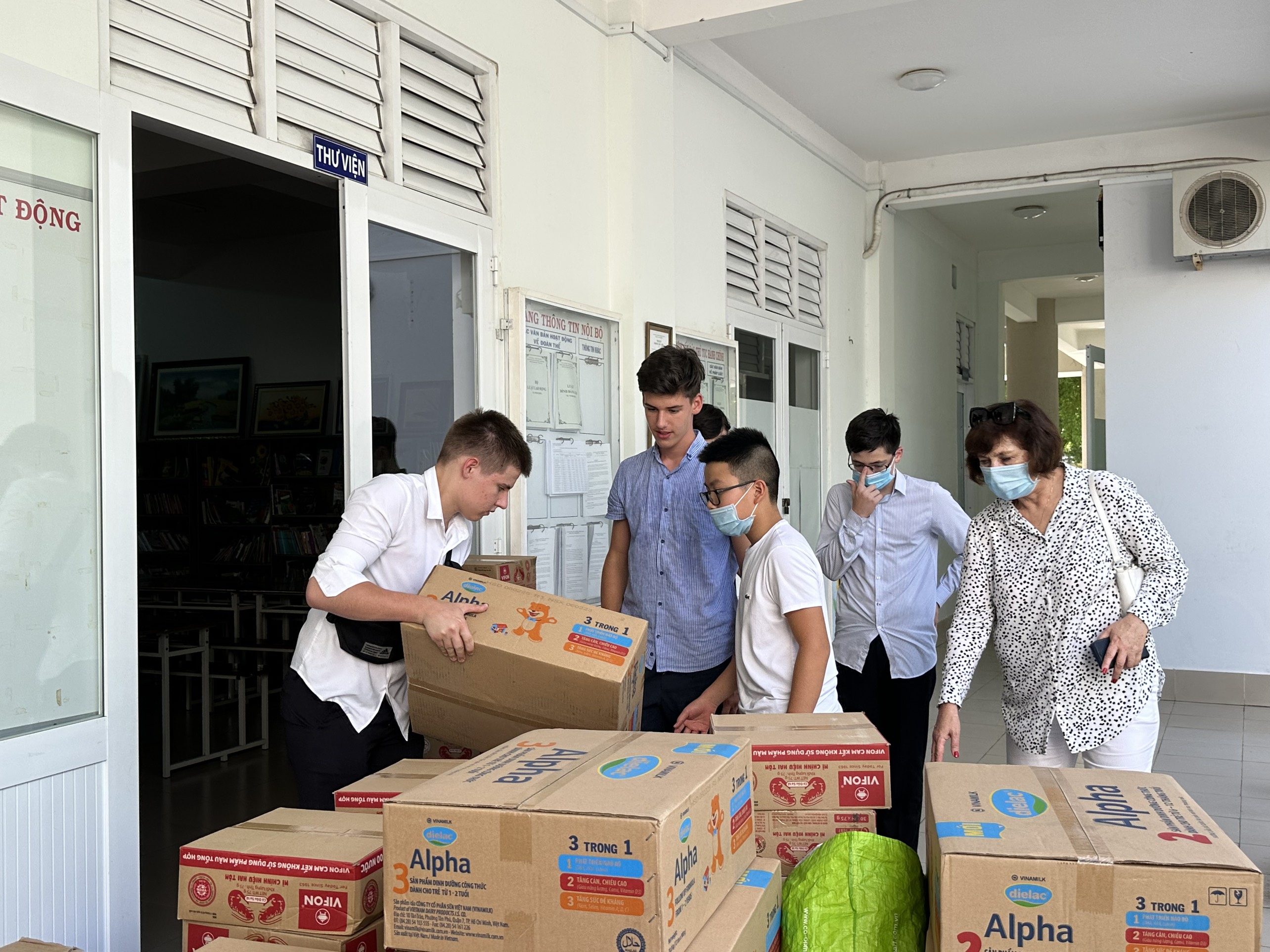 Học sinh Trường học Liên doanh Vietsovpetro vận chuyển quà tặng.