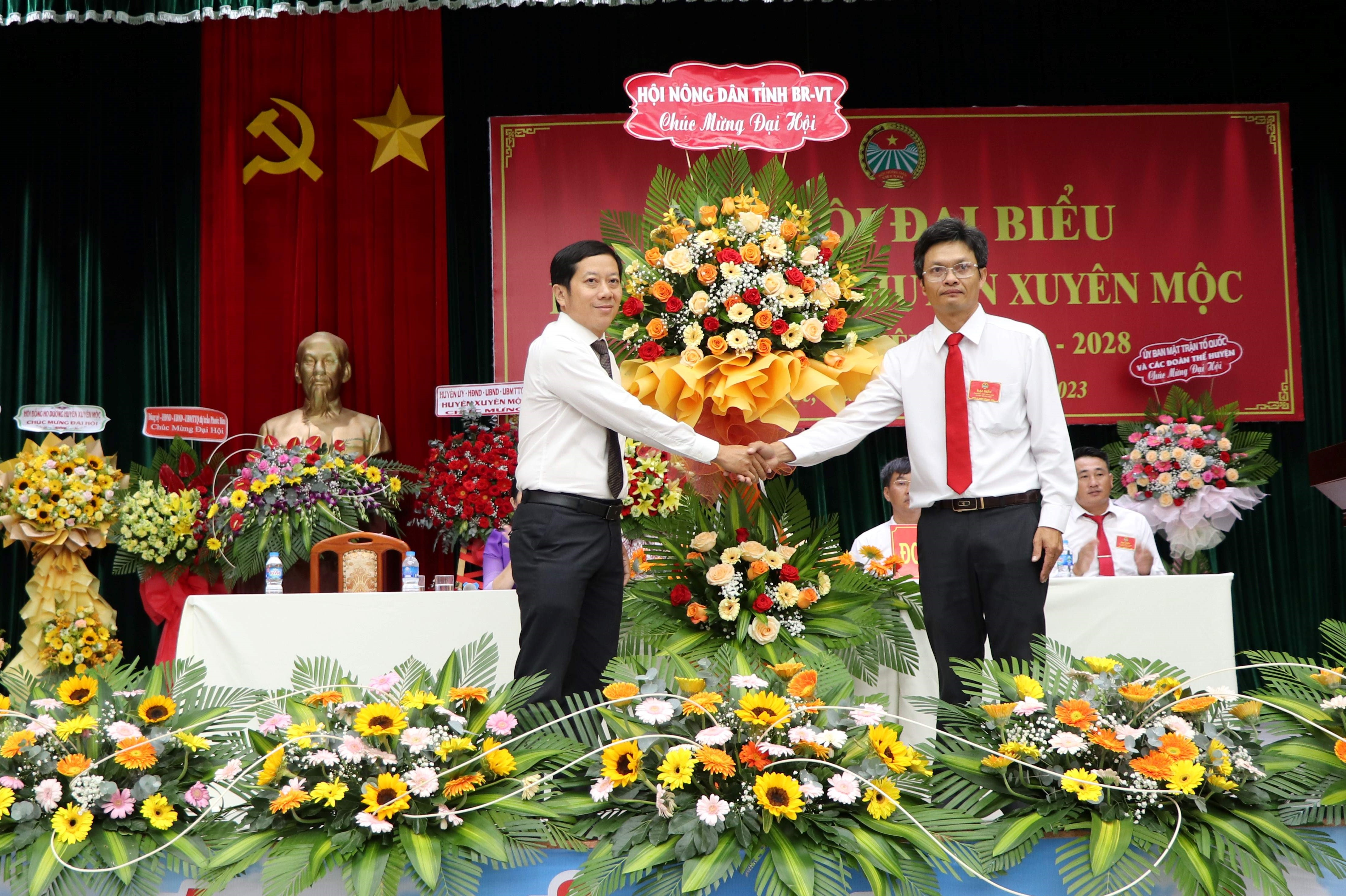 Ông Trần Văn Mảng (bên trái), Phó Chủ tịch Hội Nông dân tỉnh tặng hoa tặng hoa chúc mừng Đại hội.