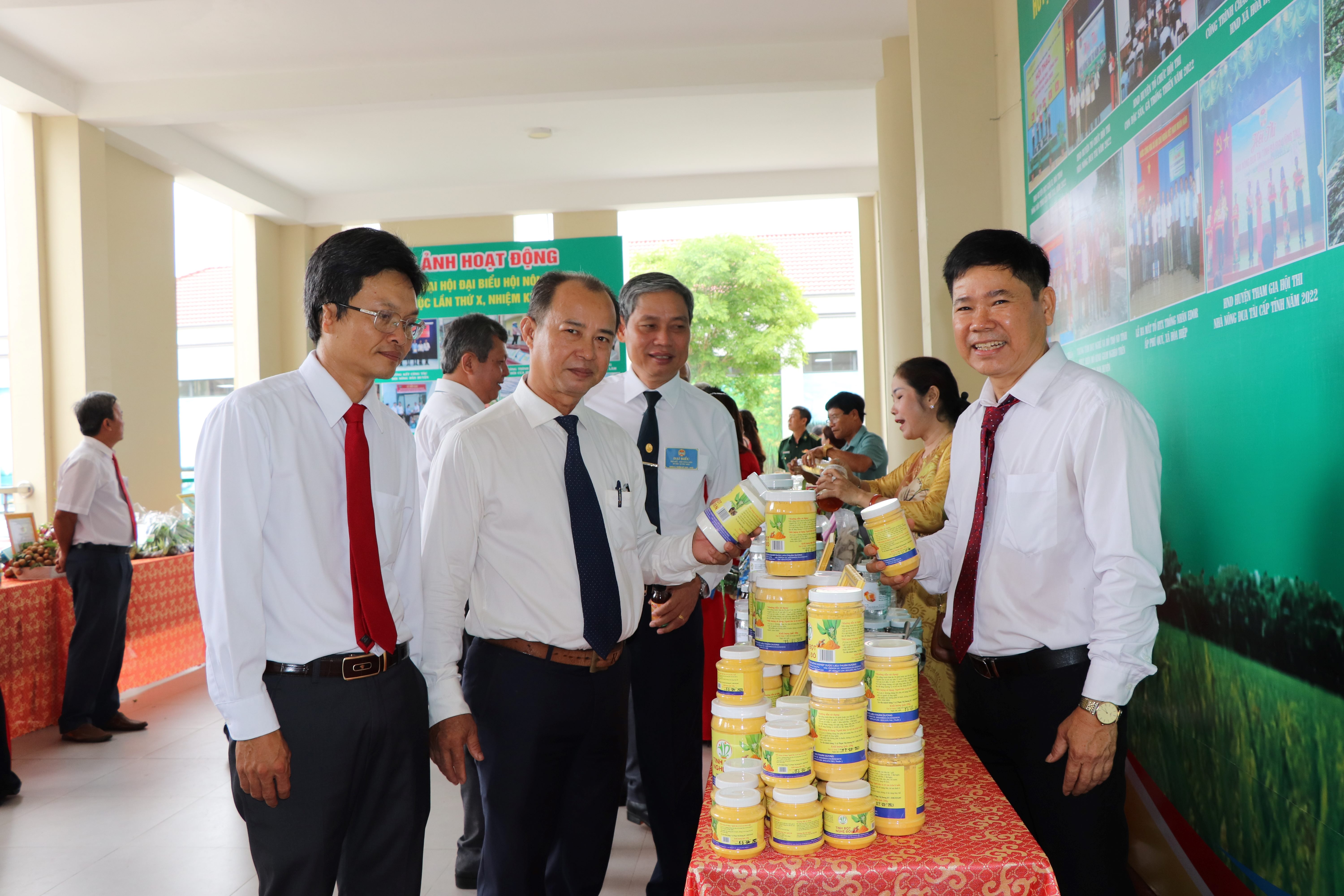 Ông Huỳnh Kim Sơn (thứ hai từ trái vào), Phó Bí thư Thường trực Huyện ủy Xuyên Mộc cùng các đại biểu tham quan gian hàng trưng bày sản phẩm OCOP 4 sao - Tinh bột nghệ Thuần Dương.