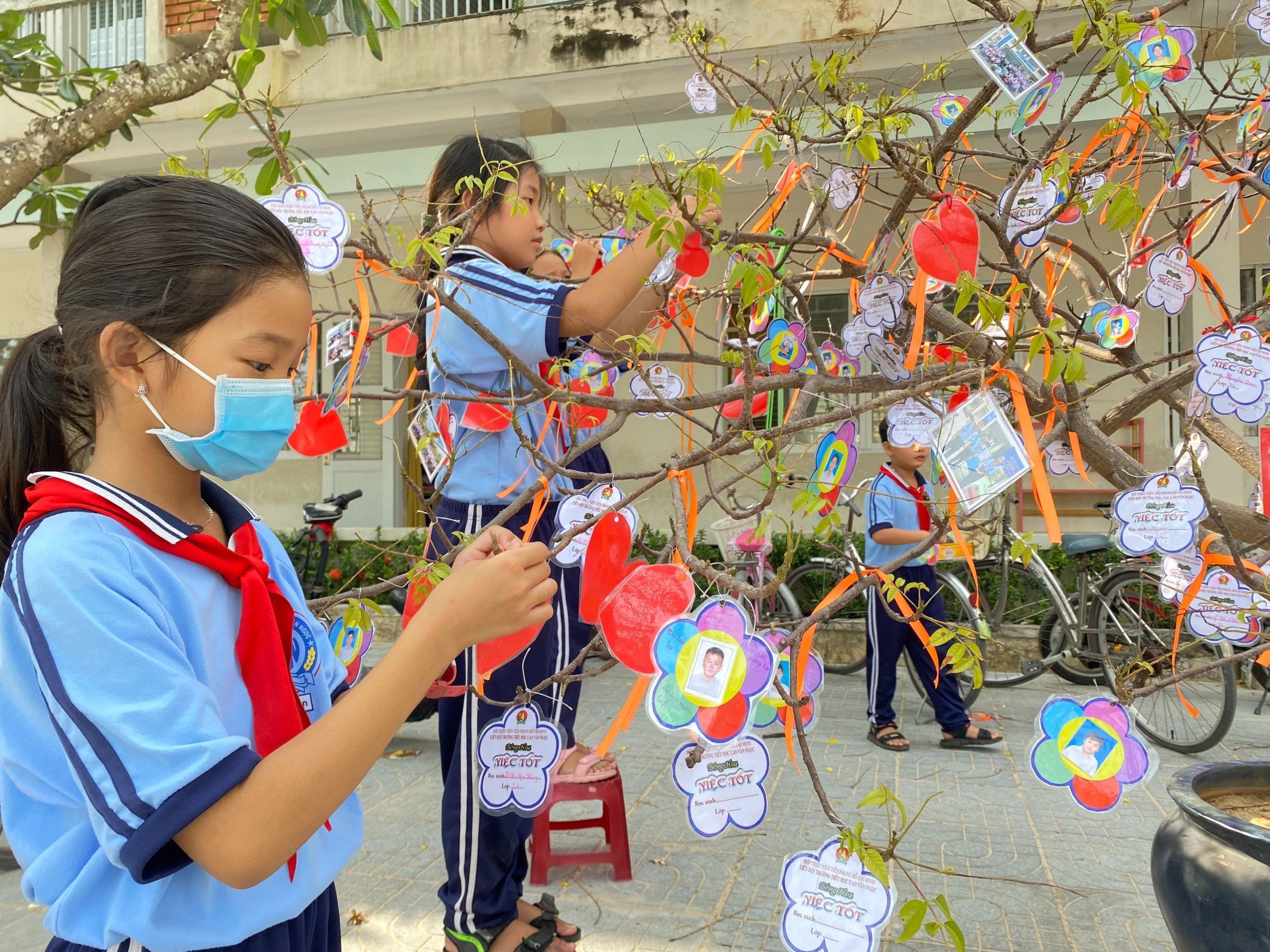 Có tên trên “Cây việc tốt” là niềm vinh dự và sự phấn đấu của mỗi HS, đội viên của trường.