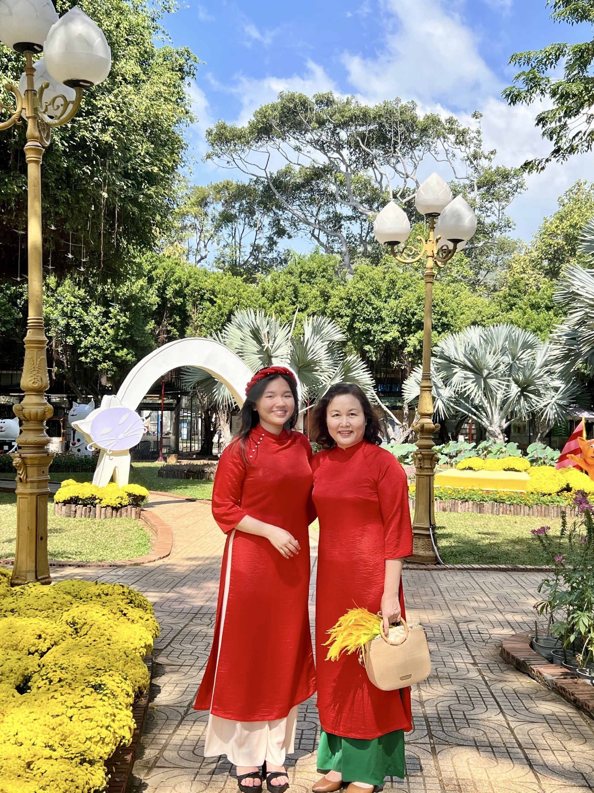Chị Nguyễn Lê Thùy Trang chụp hình kỷ niệm cùng mẹ khi về Việt Nam.