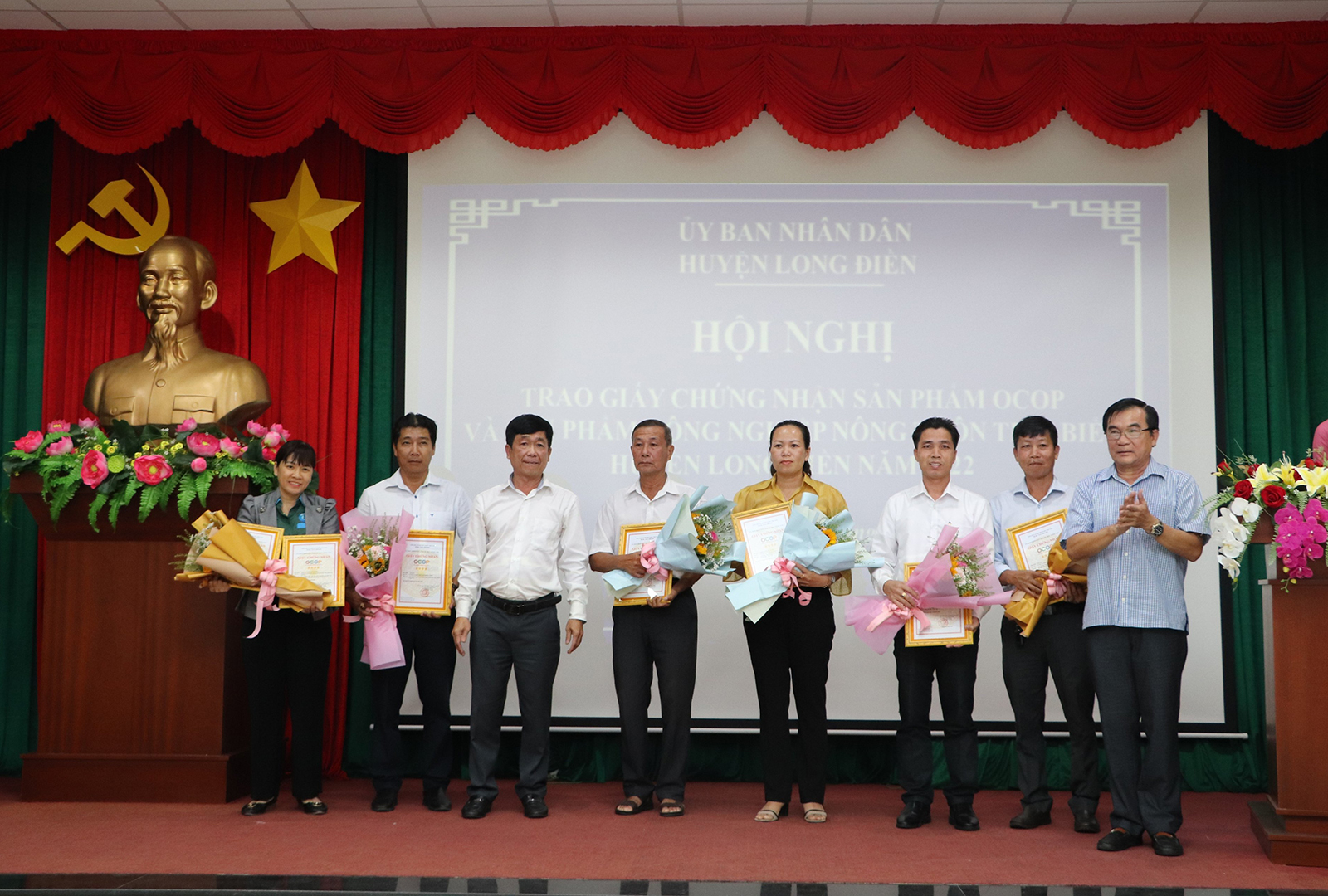 Ông Nguyễn Văn Cẩm, Phó Chi cục trưởng Chi cục phát triển Nông thôn tỉnh; ông Trần Kim Phúc, Phó Chủ tịch UBND huyện Long Điền trao Giấy chứng nhận sản phẩm OCOP đến các đại diện DN, cơ sở.