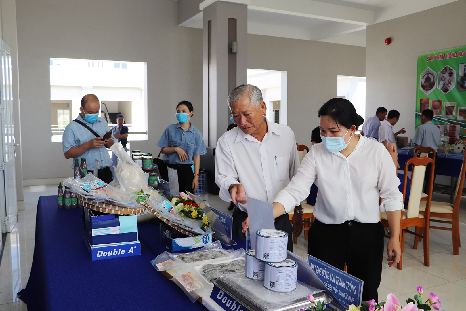 Các đại biểu tham quan gian hàng trưng bày những sản phẩm OCOP.