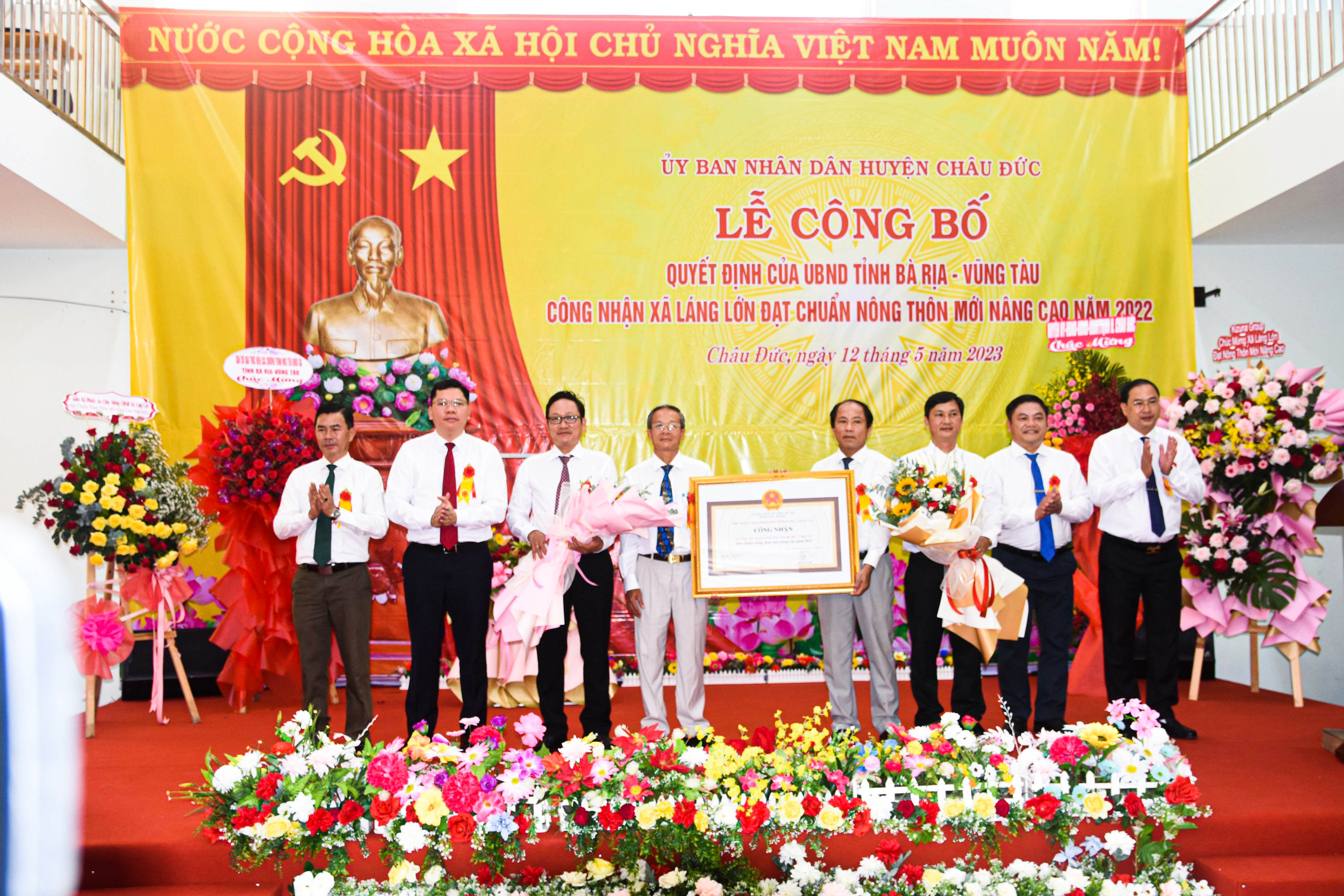 Ông Vũ Ngọc Đăng (thứ hai từ phải vào), Phó Chánh Văn phòng Điều phối chương trình NTM tỉnh đã trao Quyết định công nhận xã Láng Lớn đạt chuẩn xã NTM nâng cao năm 2022.