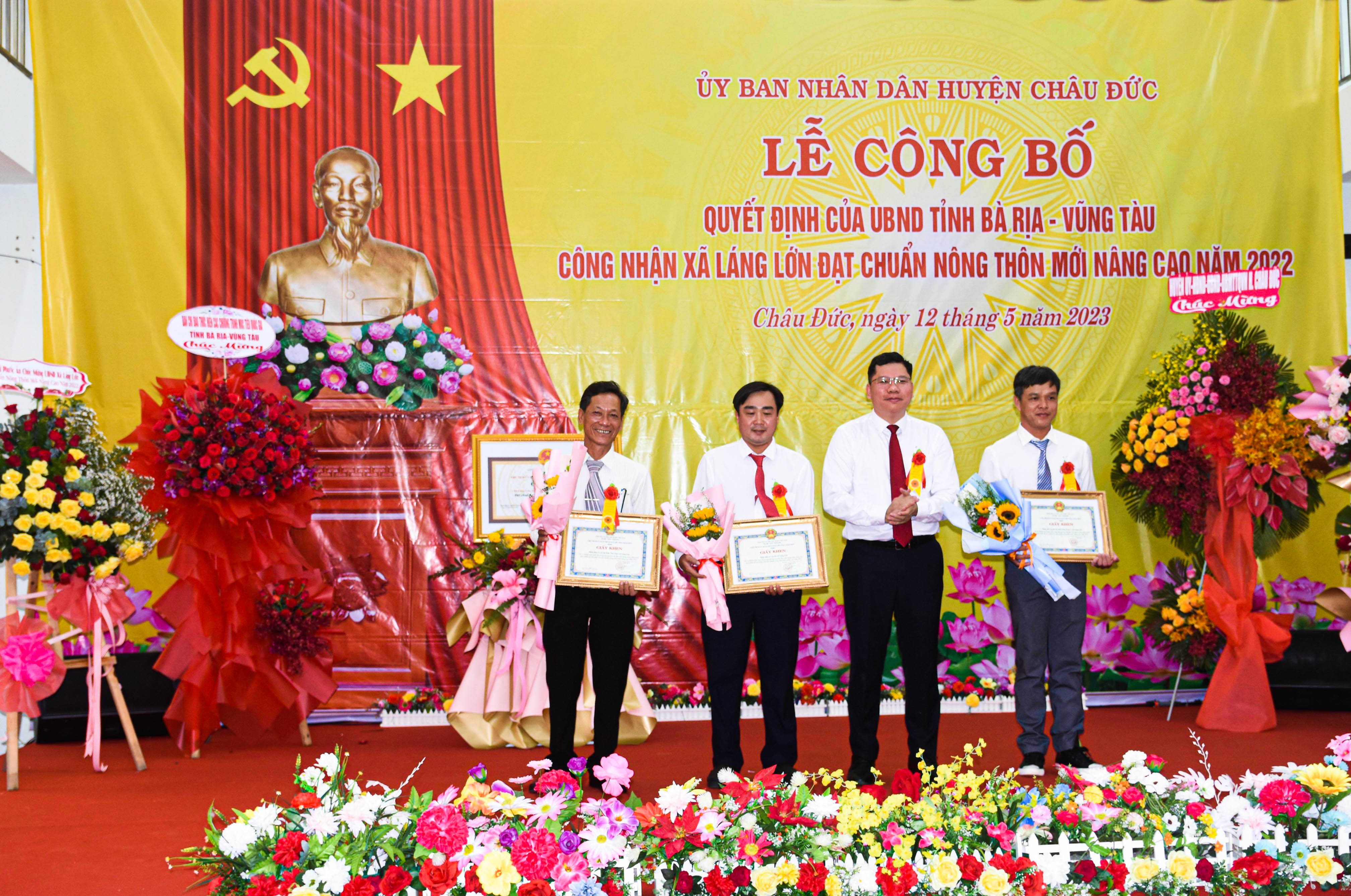 Ông Hoàng Nguyên Dinh, Bí thư Huyện ủy, Chủ tịch HĐND huyện Châu Đức khen thưởng các tập thể, cá nhân có nhiều đóng góp trong công tác xây dựng xã Láng Lớn đạt chuẩn NTM nâng cao