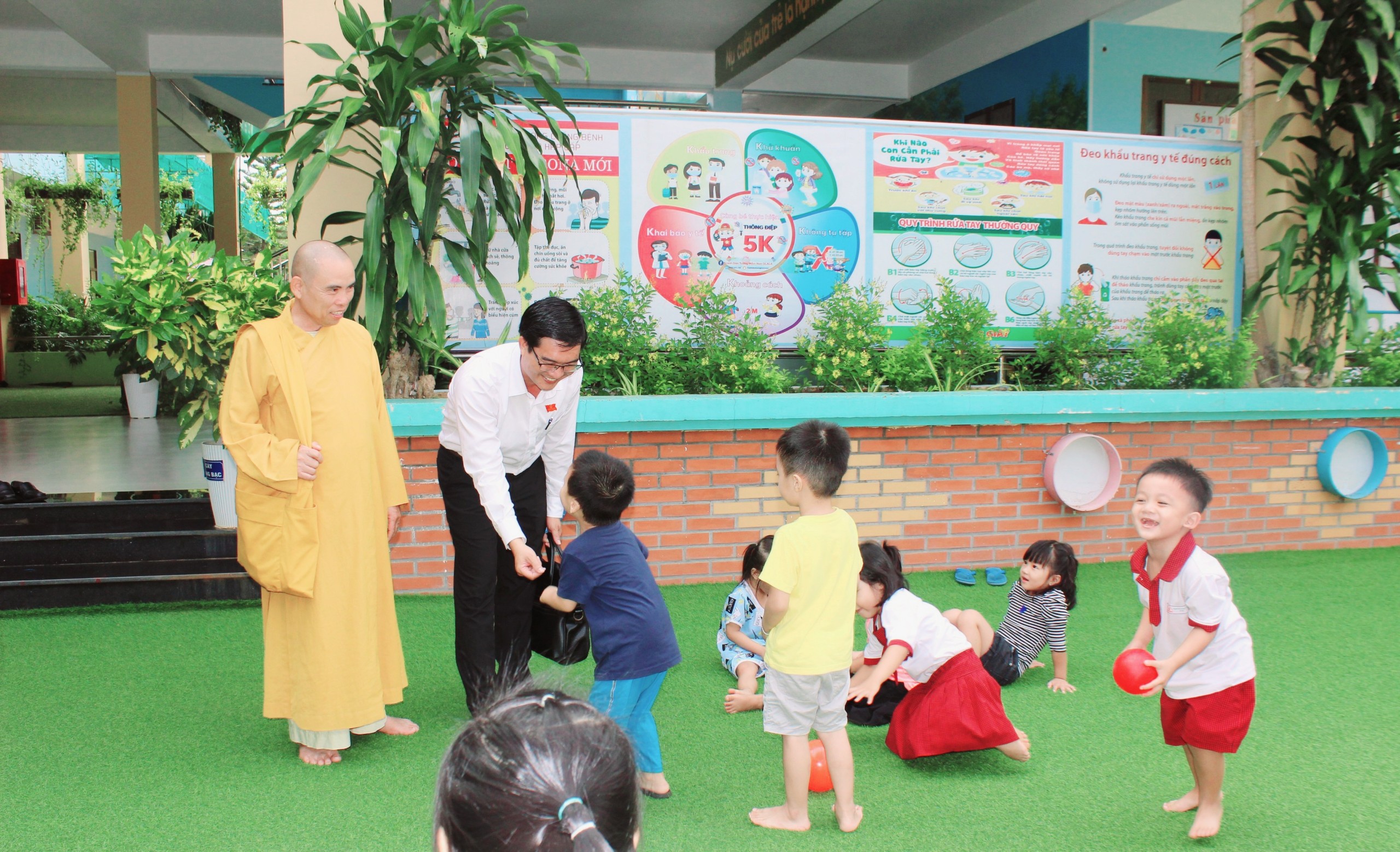Các thành viên đoàn giám sát khảo sát thực tế tại Trường MN Ánh Dương.