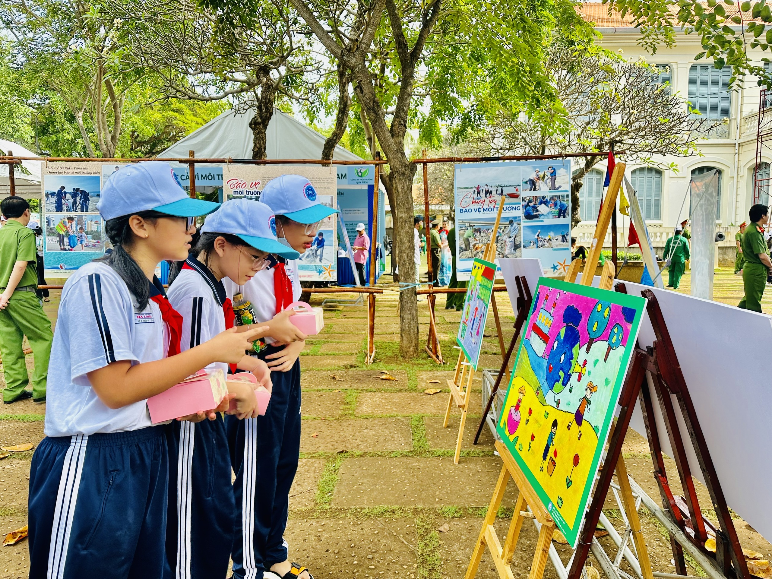 Năm 2022, Sở TN-MT đã tổ chức nhiều hoạt động truyền thông nâng cao nhận thức về BVMT, từ đó giúp nâng cao chỉ số quản trị môi trường.Trong ảnh: Học sinh TP. Vũng Tàu tham quan triển lãm tranh BVMT do Sở TN-MT tổ chức vào tháng 12/2022.