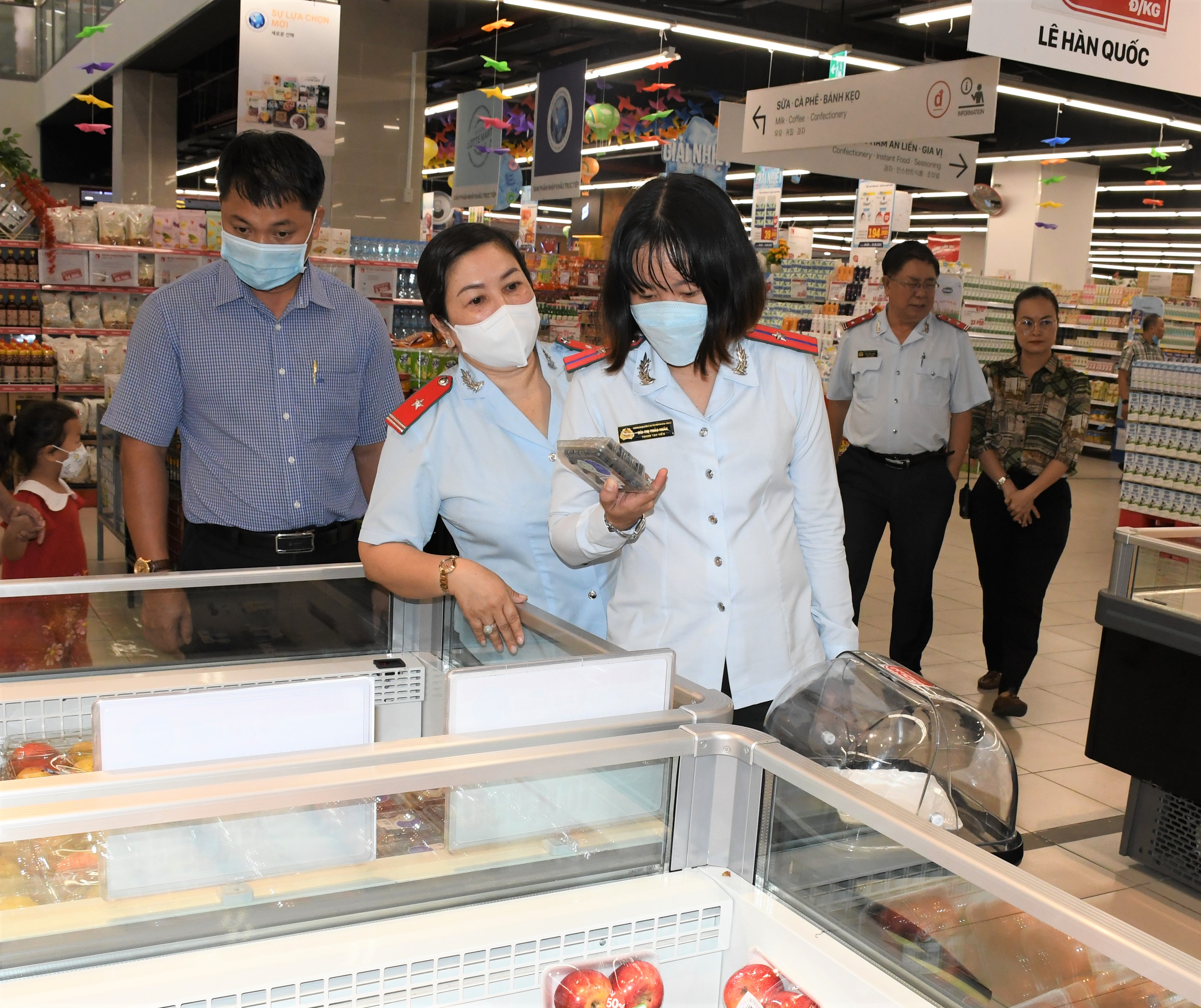 Thành viên Đoàn kiểm tra liên ngành ATTP tỉnh kiểm tra thực phẩm tại Công ty CP TTTM Lotte Việt Nam  Chi nhánh Bà Rịa-Vũng Tàu.