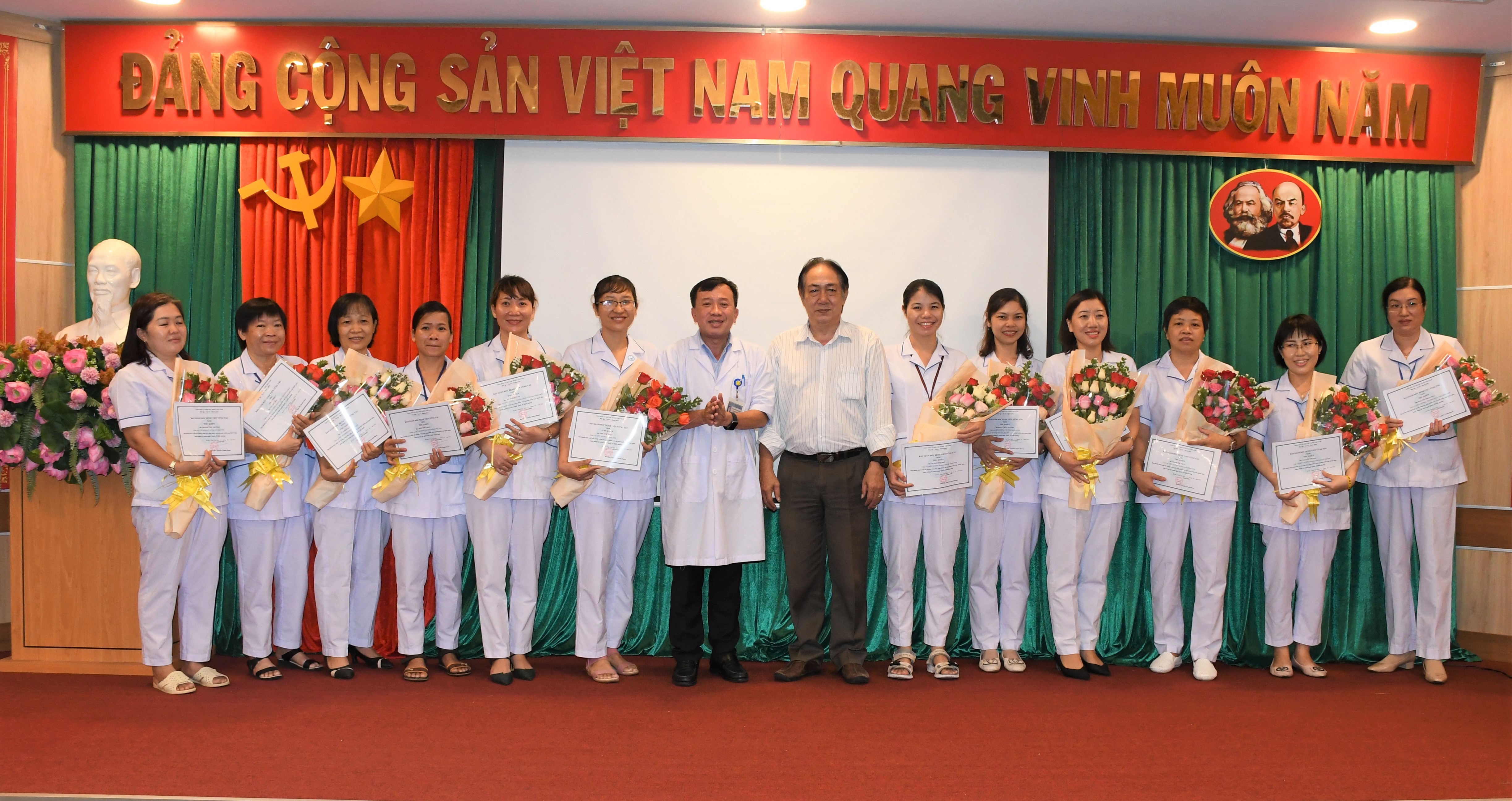 Ban giám đốc Bệnh viện Vũng Tàu trao Thư khen cho các điều dưỡng, nữ hộ sinh, kỹ thuật viên có thành tích xuất sắc trong công tác.