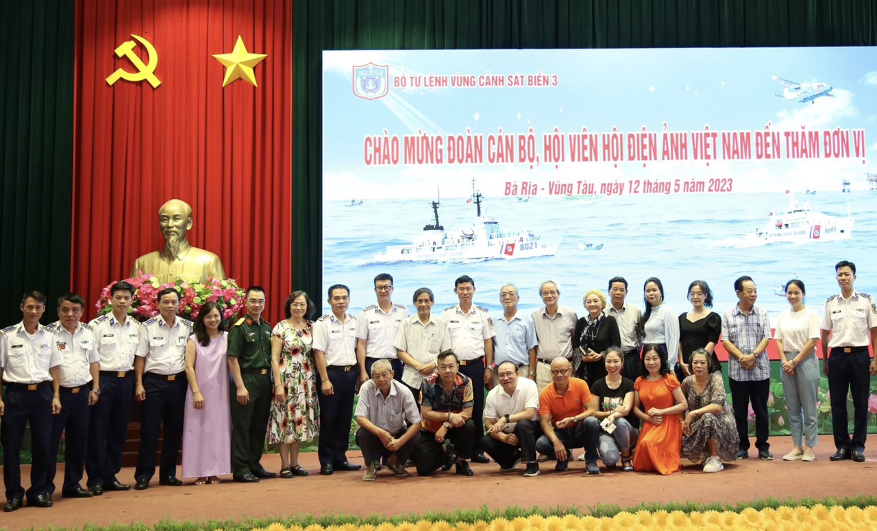 Đoàn công tác của Hội Điện ảnh Việt Nam và cán bộ, chiến sĩ Vùng CSB 3 chụp ảnh lưu niệm.