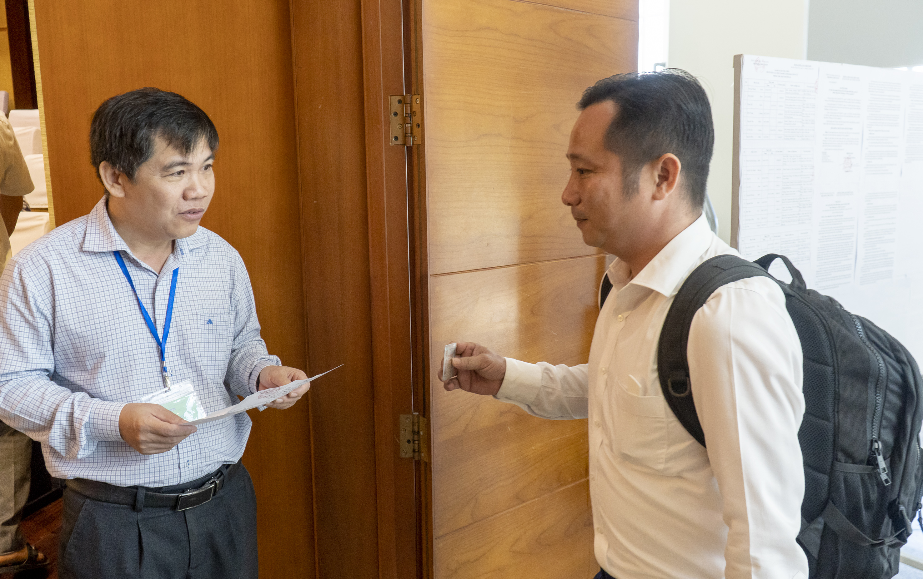 Thí sinh làm thủ tục kiểm tra CMND/CCCD trước khi bước vào phòng thi.