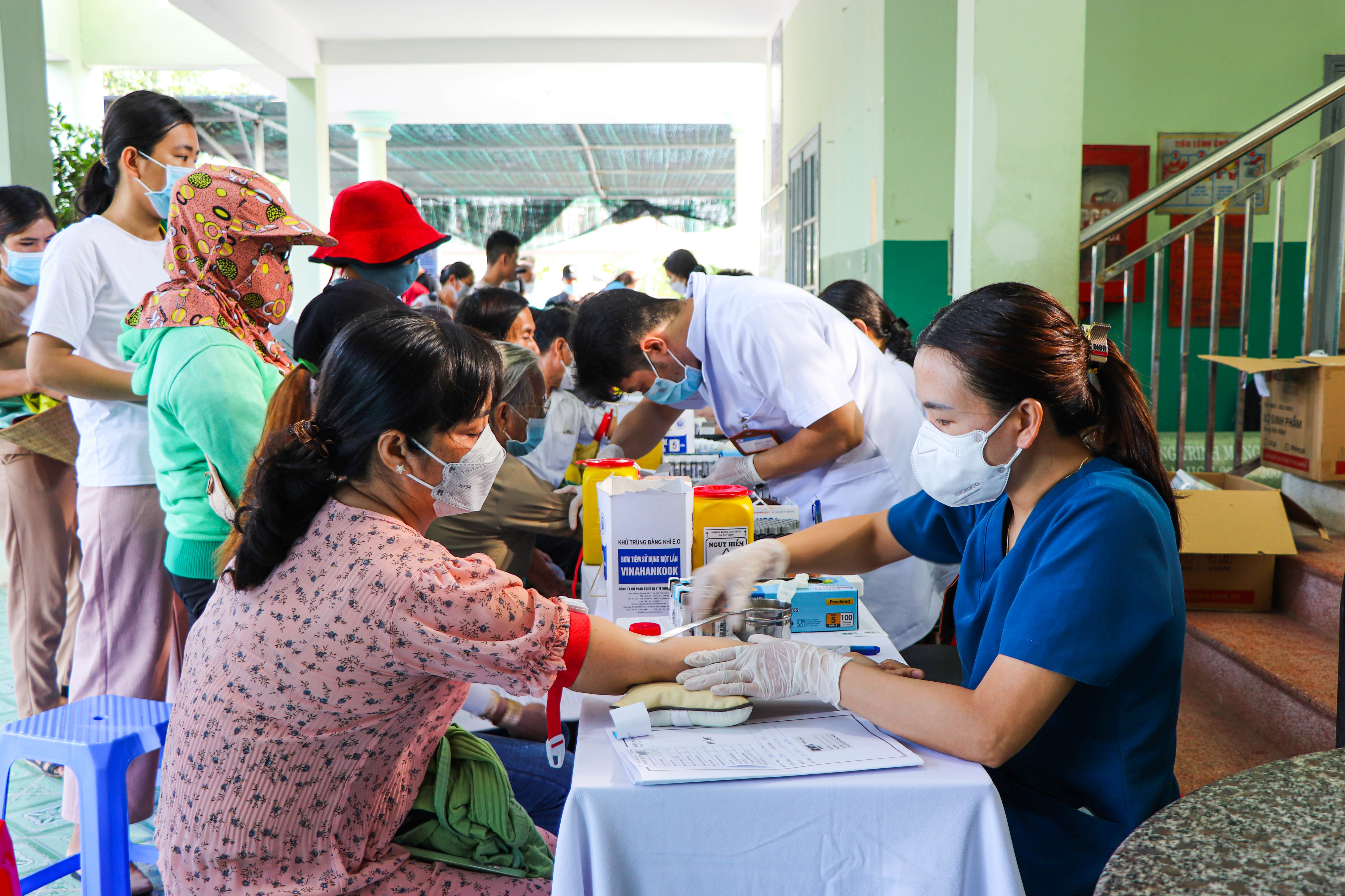 Người dân xã Long Sơn được kiểm tra sức khoẻ tổng quát chuyên sâu. 