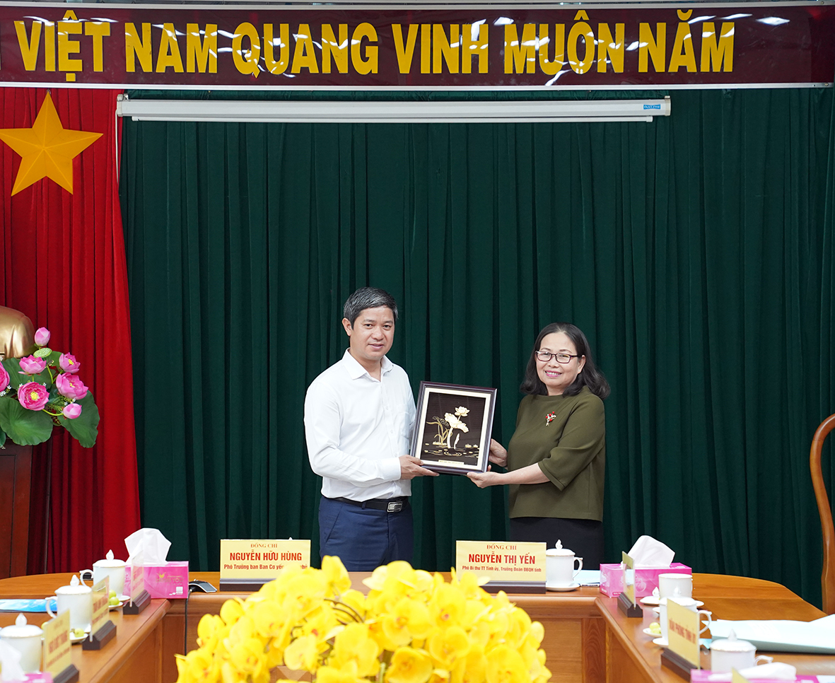 Bà Nguyễn Thị Yến, Phó Bí thư Thường trực Tỉnh ủy tặng quà lưu niệm tới Đoàn công tác Ban Cơ yếu của Chính phủ.