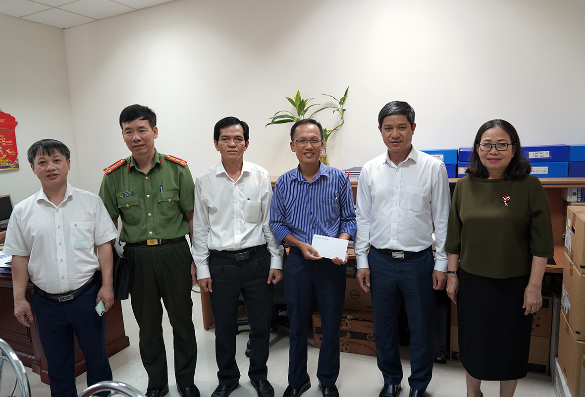 Đoàn công tác Ban cơ yếu của Chính phủ và Tỉnh ủy đến thăm và tặng quà Phòng Cơ yếu-CNTT (Văn phòng Tỉnh ủy).