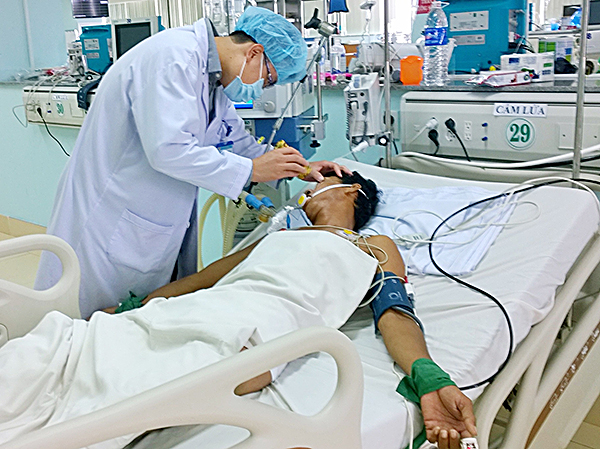 Bác sĩ thăm khám cho 1 trường hợp bị ngộ độc tại Khoa Hồi sức tích cực Bệnh viện Bà Rịa (Ảnh minh họa)