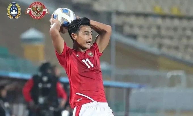 Pratama Arhan có 2 pha ném biên dẫn đến bàn thắng cho U22 Indonesia. Ảnh: PSSI