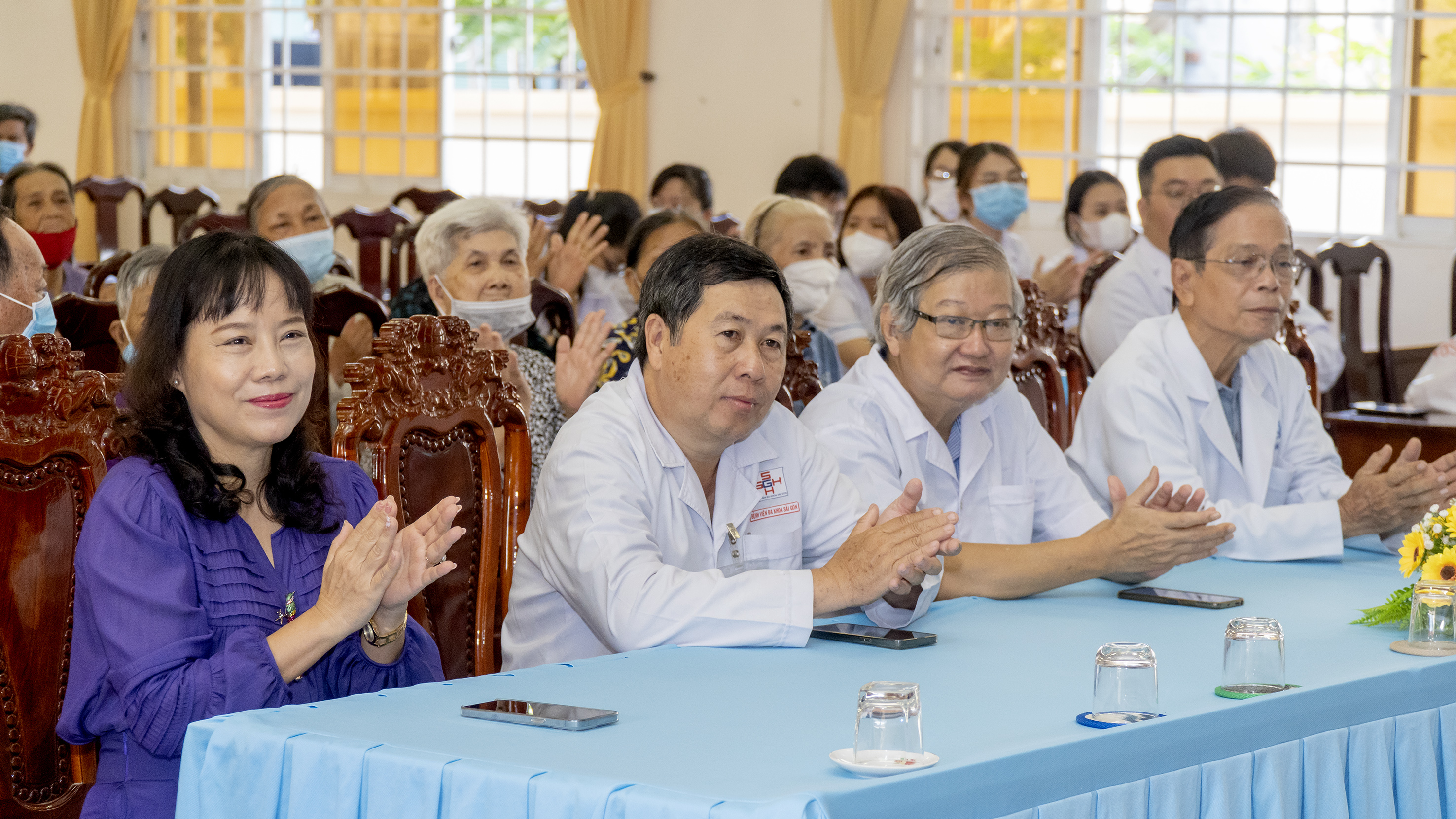 Bà Đỗ Nguyễn Hoàng Dung, Quyền Tổng Biên tập Báo Bà Rịa - Vũng Tàu cùng các y bác sĩ Bệnh viện Đa khoa Sài Gòn tham dự chương trình.