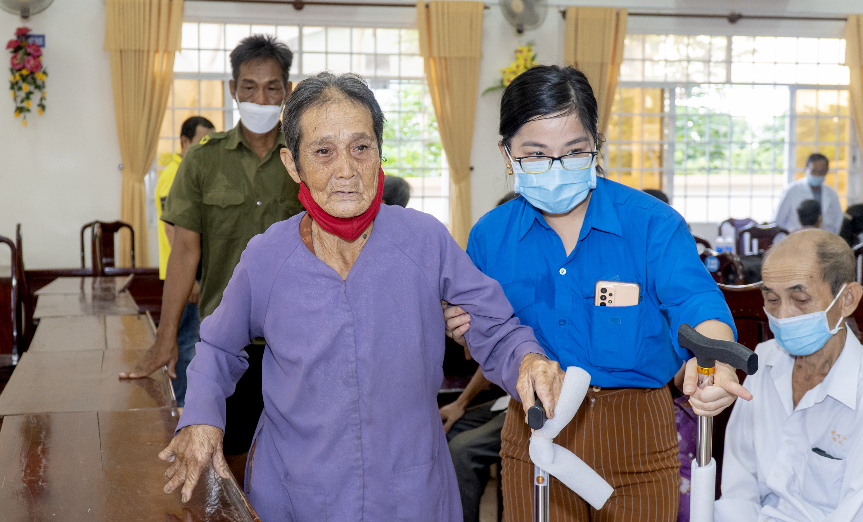 Người dân đến khám bệnh được các đoàn viên thanh niên Báo Bà Rịa-Vũng Tàu hỗ trợ đi lại.