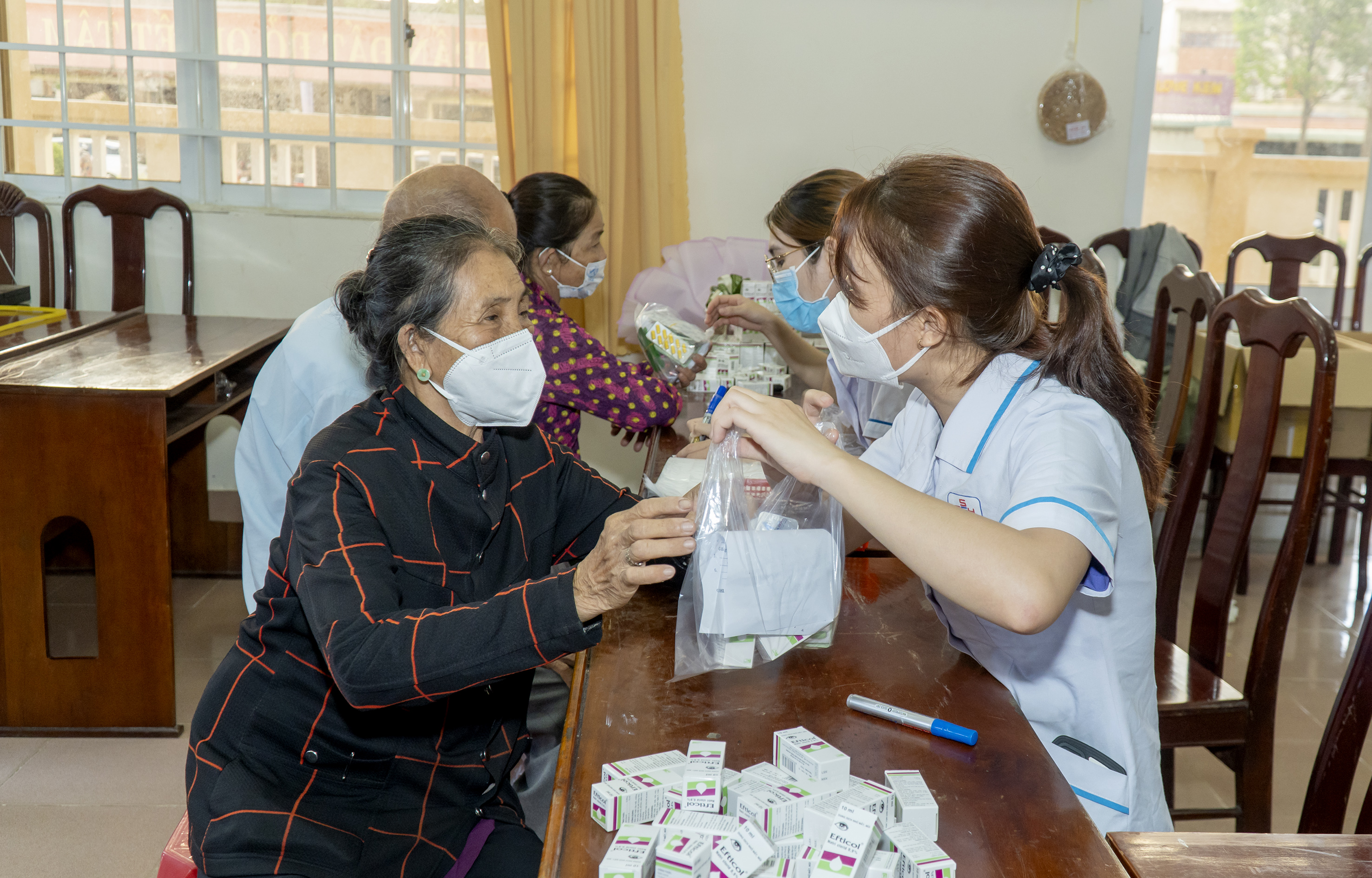 Người dân được cấp thuốc miễn phí tại chương trình.