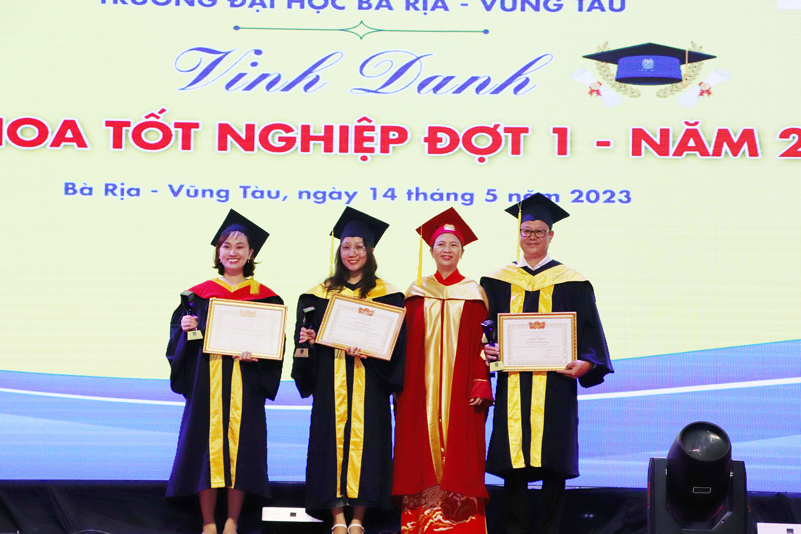 PGS. TS. LS. Nguyễn Thị Hoài Phương, Hiệu trưởng Trường Đại học Bà Rịa-Vũng Tàu vinh danh các thủ khoa tốt nghiệp bậc Cao học, ĐH chính quy và ĐH liên thông