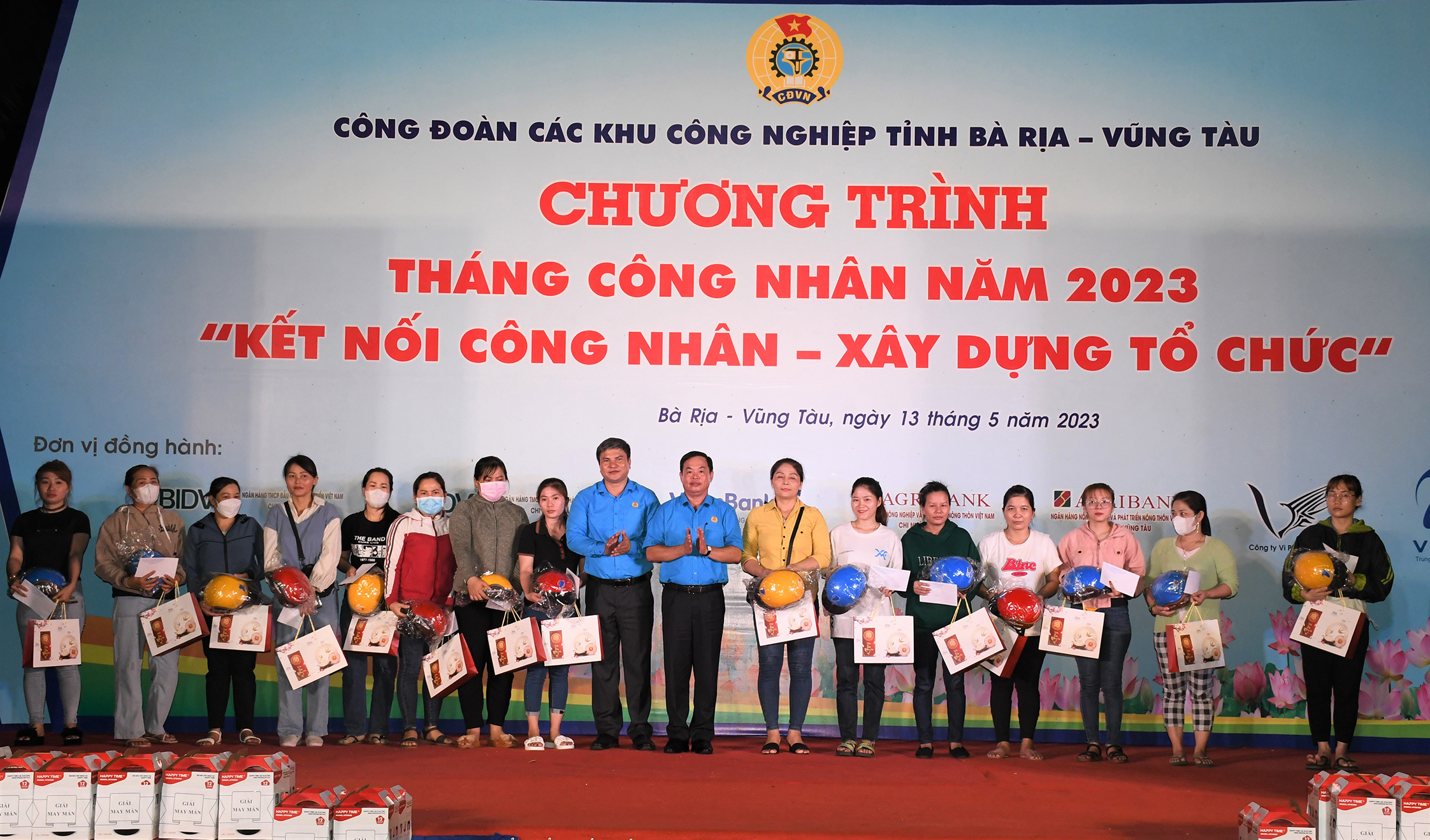 Đại diện lãnh đạo LĐLĐ tỉnh và Công đoàn các Khu công nghiệp tỉnh tặng quà cho NLĐ khó khăn.