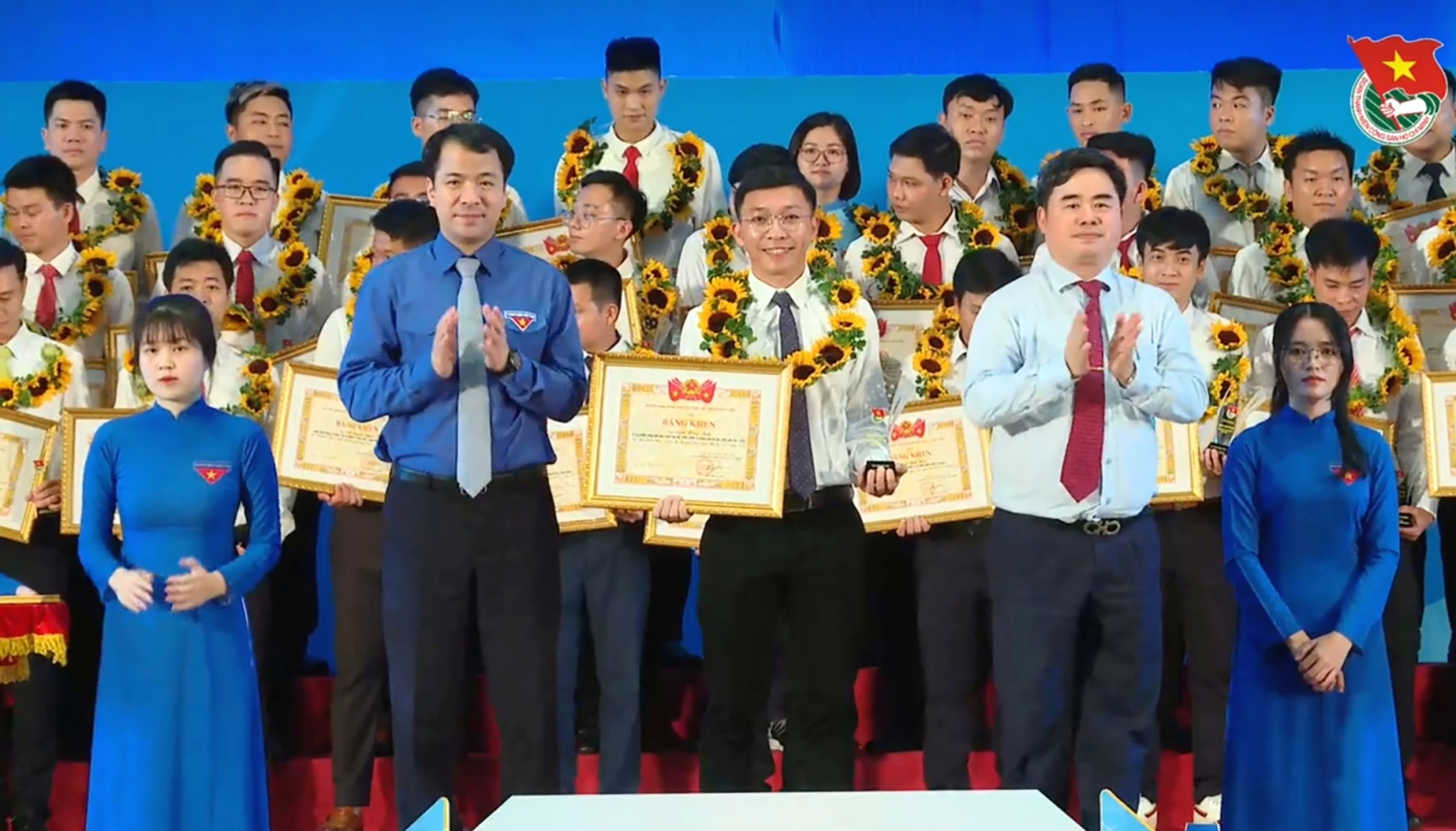 “Người thợ trẻ giỏi” Lâm Hoài Anh, kỹ sư công nghệ, Nhà máy Đạm Phú Mỹ được vinh danh và nhận Bằng khen của Trung ương Đoàn tại buổi lễ.