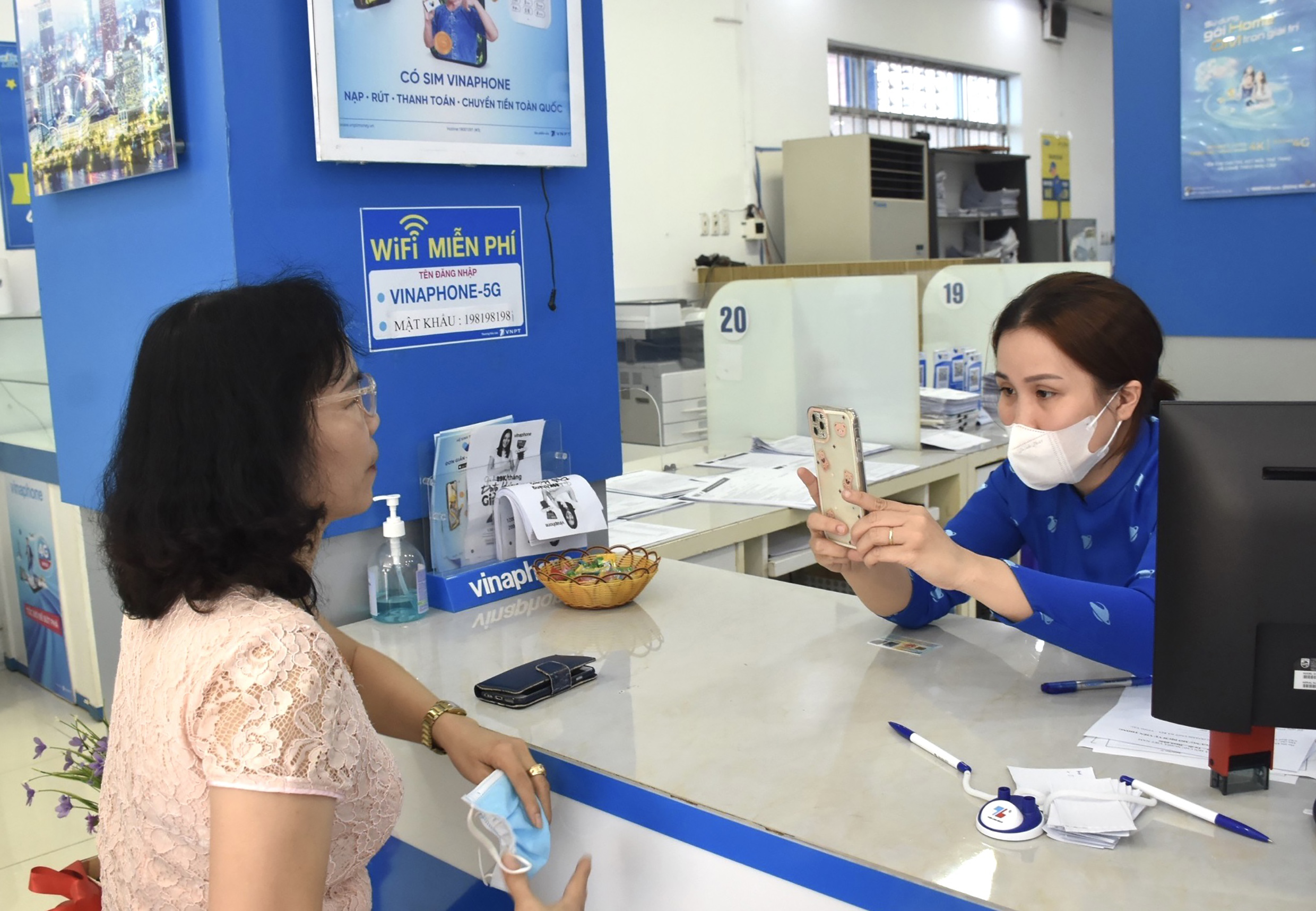Khách hàng thực hiện chuẩn hóa thông tin thuê bao di động tại cửa hàng của VNPT.