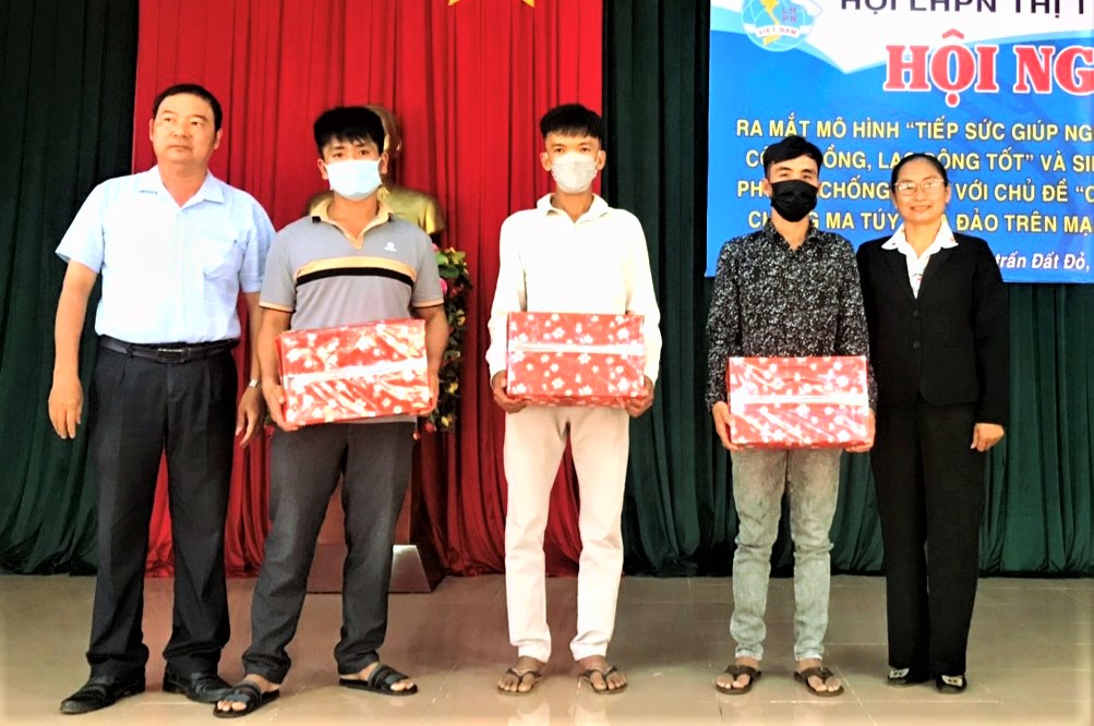 Hội LHPN TT.Đất Đỏ và đại diện thị trấn trao quà cho các đối tượng lầm lỗi có chuyển biến tốt tại lễ ra mắt mô hình.