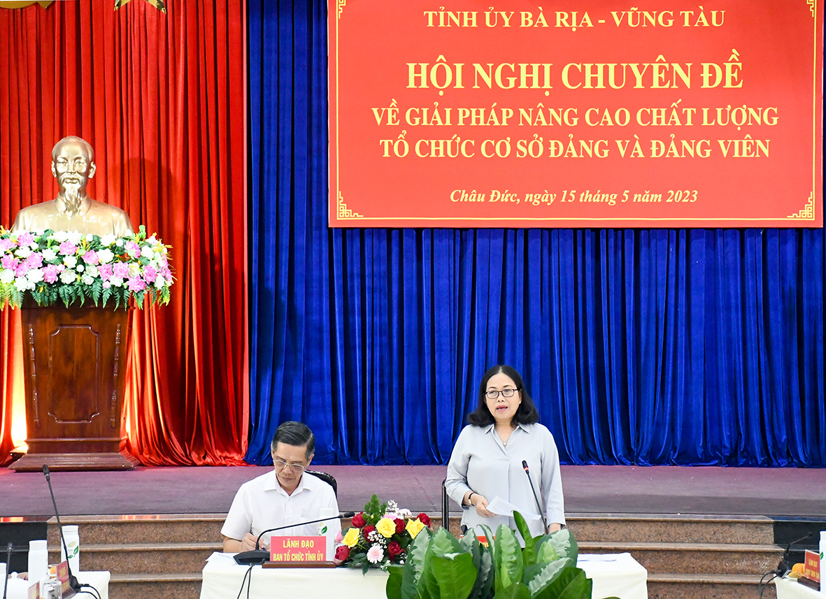 Bà Nguyễn Thị Yến, Phó Bí thư Thường trực Tỉnh ủy, Trưởng Đoàn ĐBQH tỉnh phát biểu tại hội nghị.