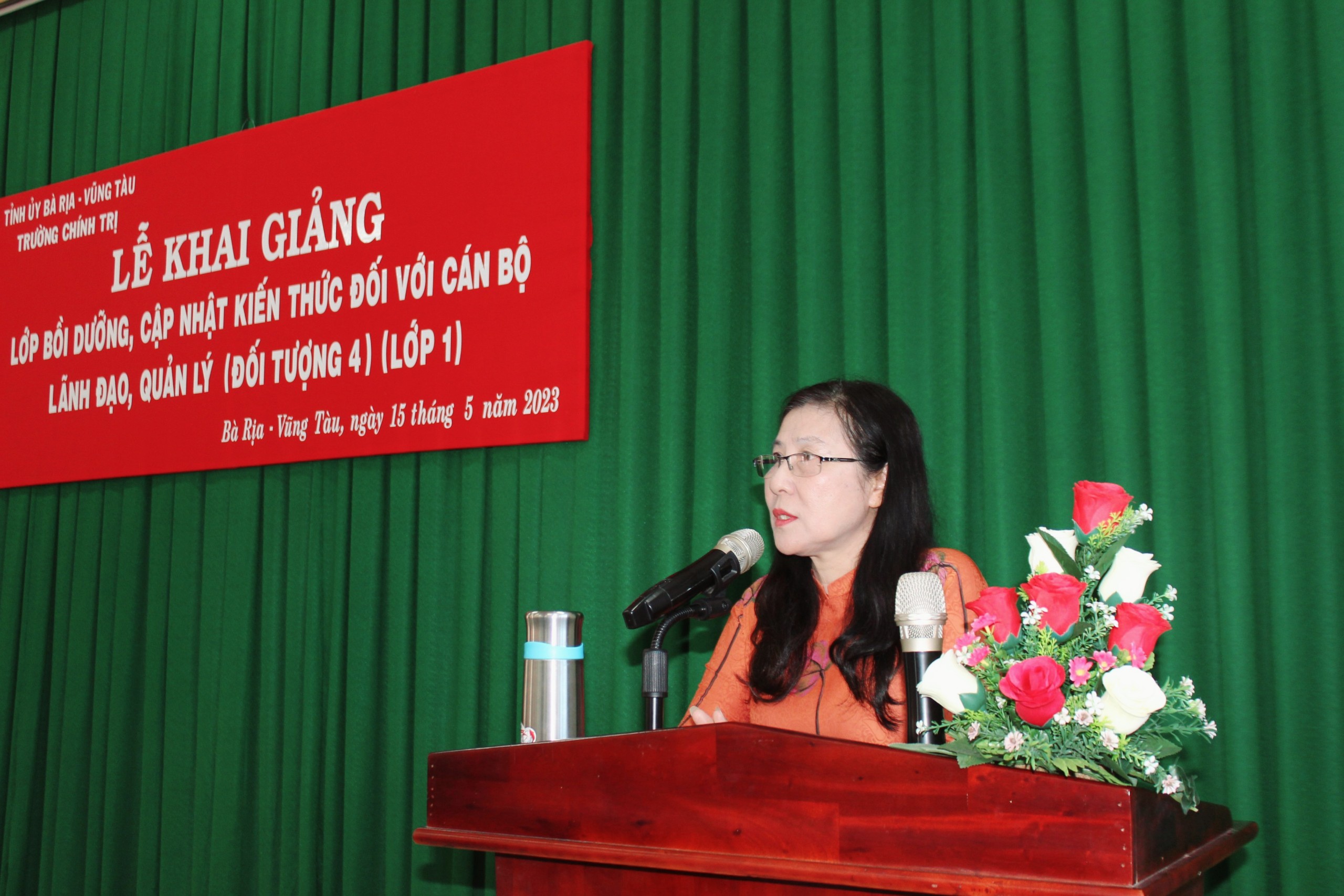 ThS. Ngô Thị Liên, Hiệu trưởng Trường Chính trị tỉnh phát biểu khai giảng.