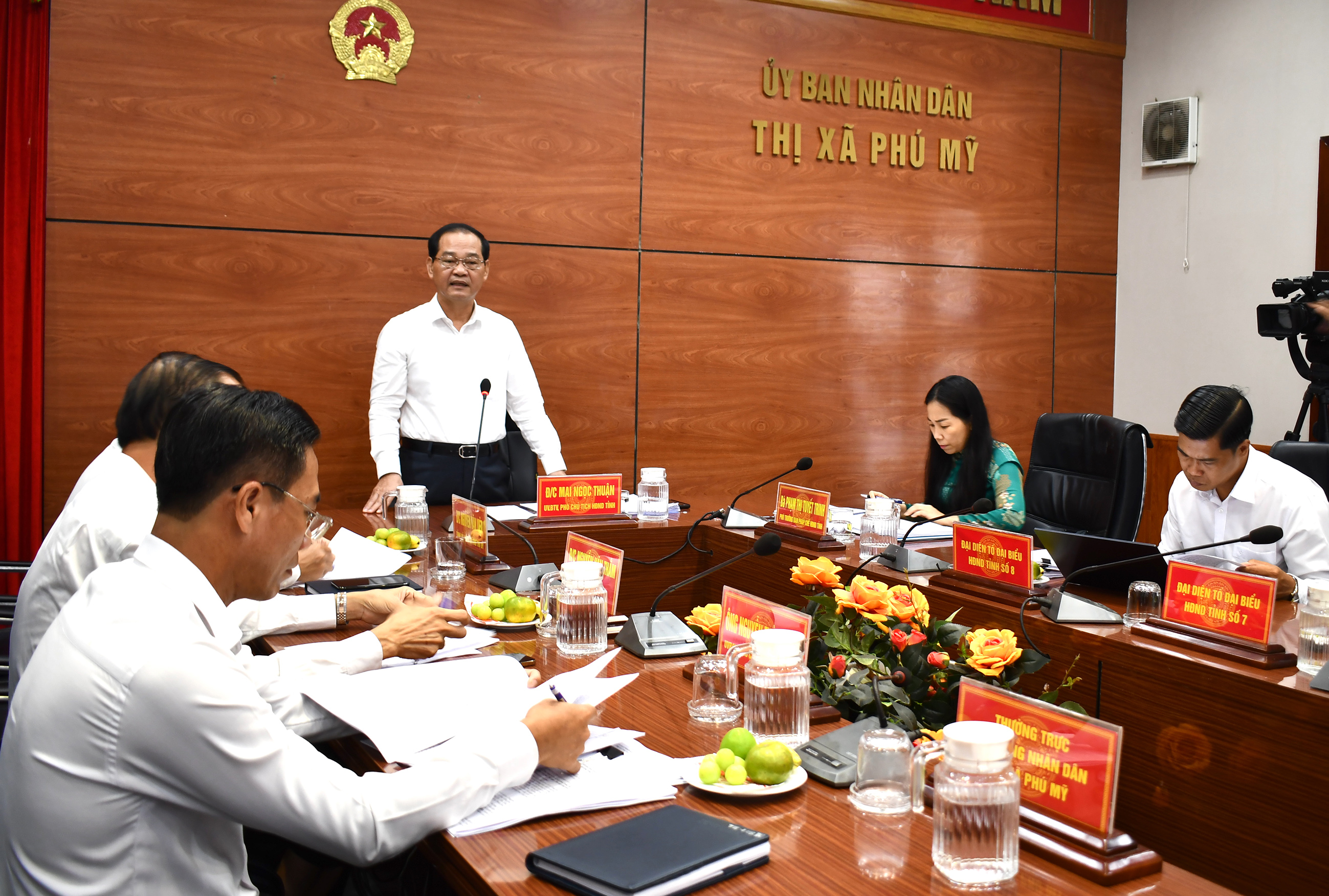Ông Mai Ngọc Thuận, Ủy viên Ban Thường vụ Tỉnh ủy, Phó Chủ tịch HĐND tỉnh, Trưởng Đoàn khảo sát của HĐND tỉnh về tình hình, kết quả giải quyết kiến nghị của cử tri từ đầu nhiệm kỳ 2021-2026 HĐND tỉnh khóa VII đến nay trên địa bàn TX. Phú Mỹ phát biểu tại buổi làm việc.