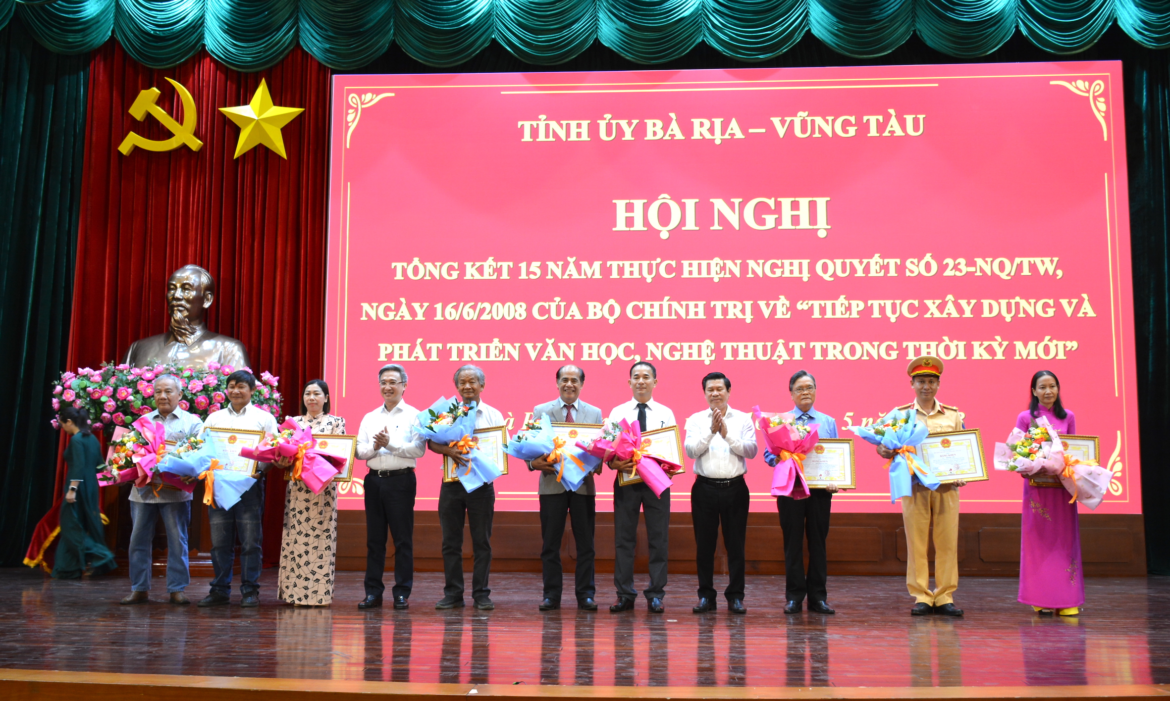 Ông Nguyễn Văn Xinh, Uỷ viên Ban thường vụ Tỉnh uỷ, Trưởng Ban Tuyên giáo Tỉnh uỷ và ông Đặng Minh Thông, Phó Chủ tịch UBND tỉnh trao tặng bằng khen 10 cá nhân đã có thành tích xuất sắc trong 15 năm thực hiện Nghị quyết số 23-NQ/TW ngày 16/6/2028 của Bộ Chính trị về “Tiếp tục xây dựng và phát triển văn học, nghệ thuật trong thời kỳ mới”.