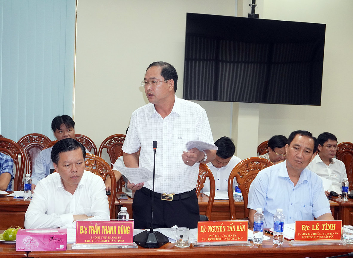 Ông Nguyễn Tấn Bản, Chủ tịch UBND huyện Châu Đức giải trình các kiến nghị của cử tri địa phương.