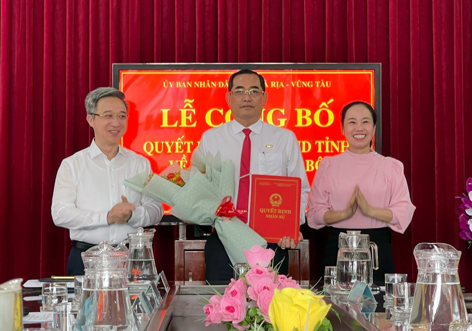Ông Đặng Minh Thông, Phó Chủ tịch UBND tỉnh và bà Võ Ngọc Thanh Trúc, Phó Trưởng Ban Tổ chức Tỉnh ủy trao quyết định và tặng hoa chúc mừng ông Trương Thanh Phong. 
