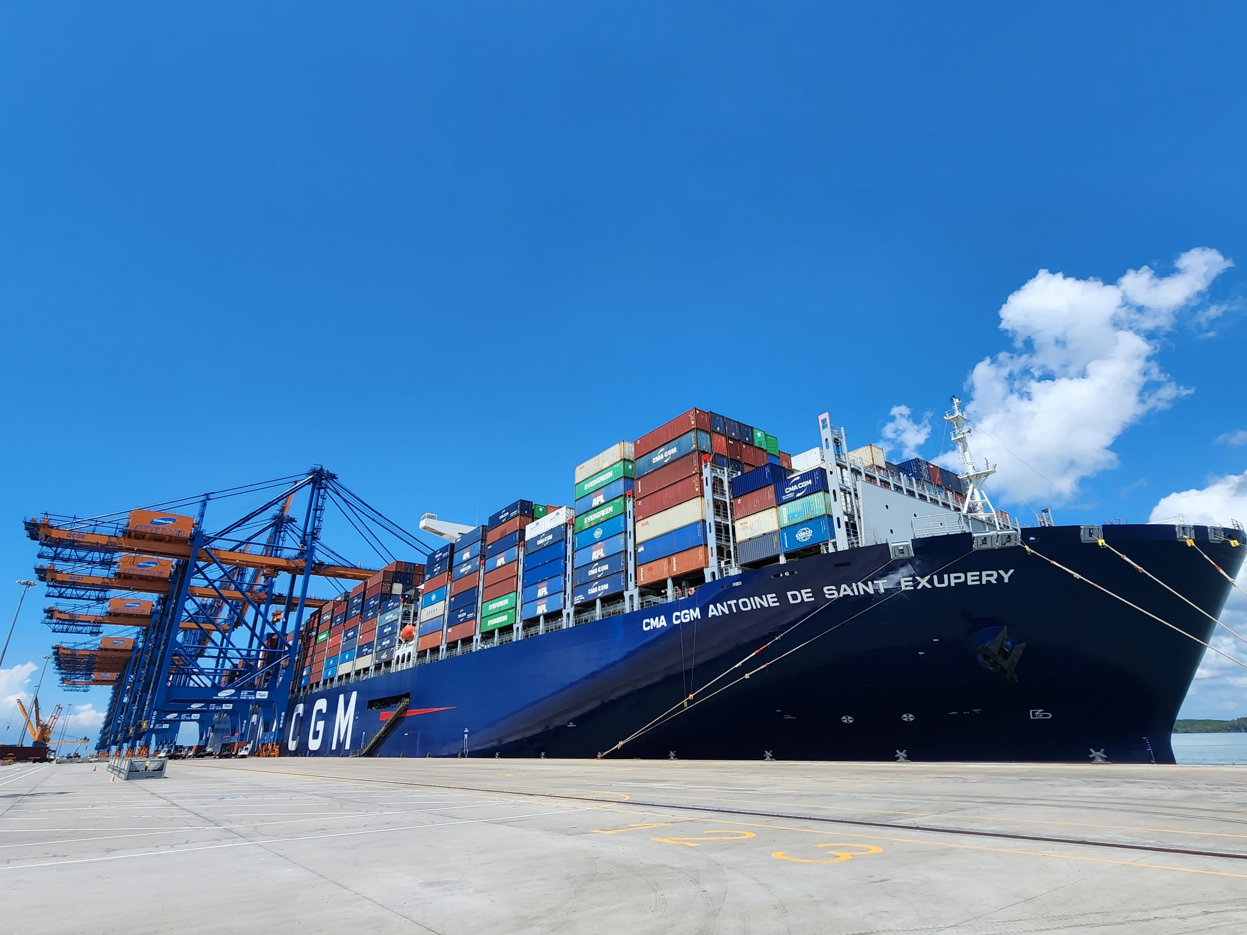 Tàu CMA CGM Antoine De Saint Exupery cập cảng Gemalink.