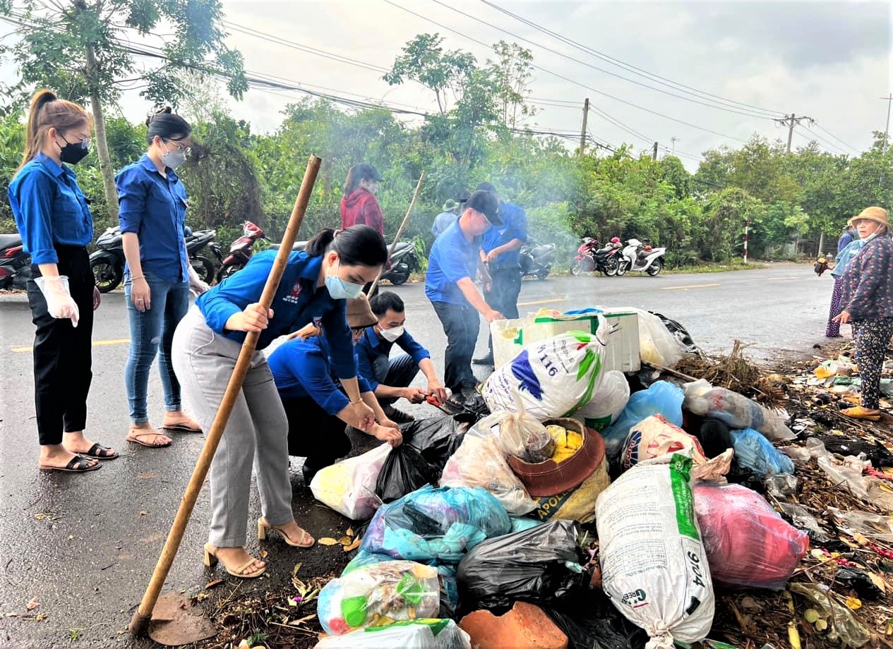 Tuổi trẻ huyện Châu Đức ra quân dọn thu gom rác, dẹp vệ sinh.