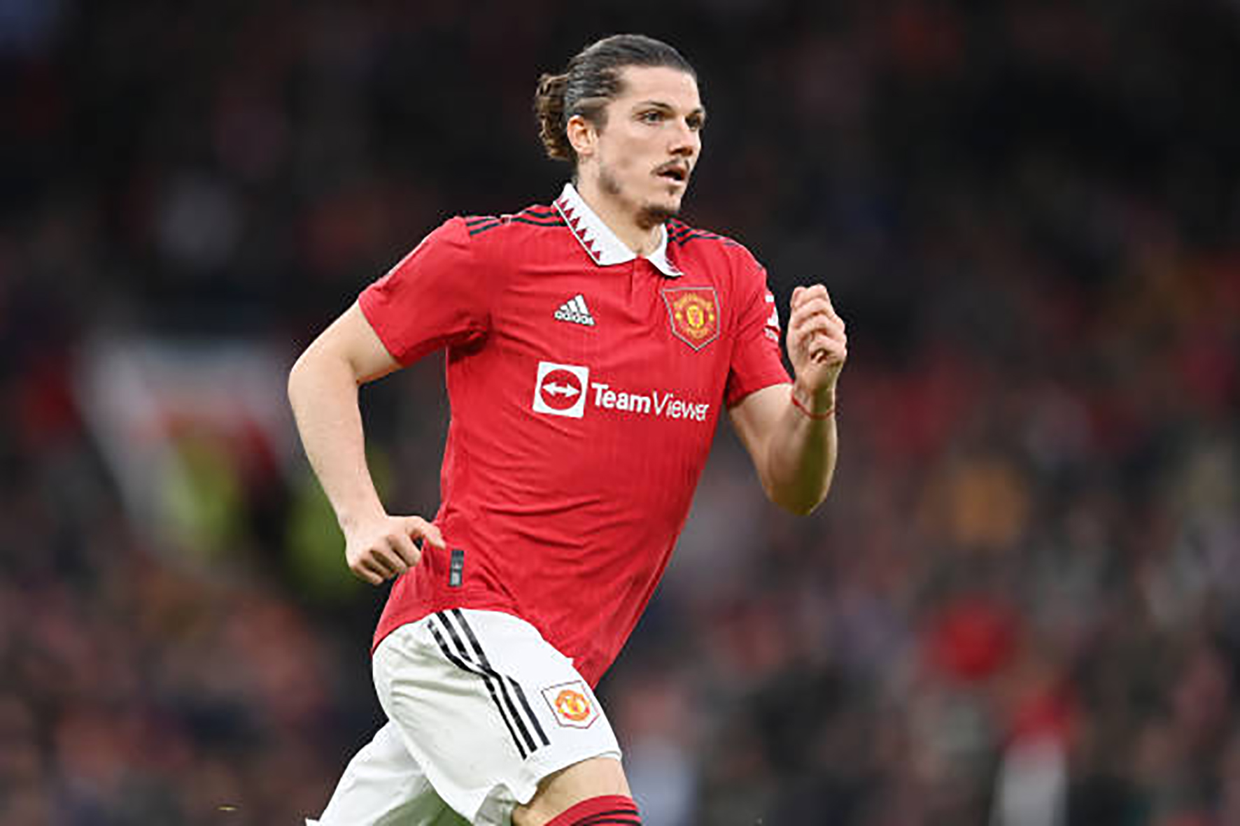 Manchester United mất Sabitzer hết mùa vì chấn thương đầu gối.