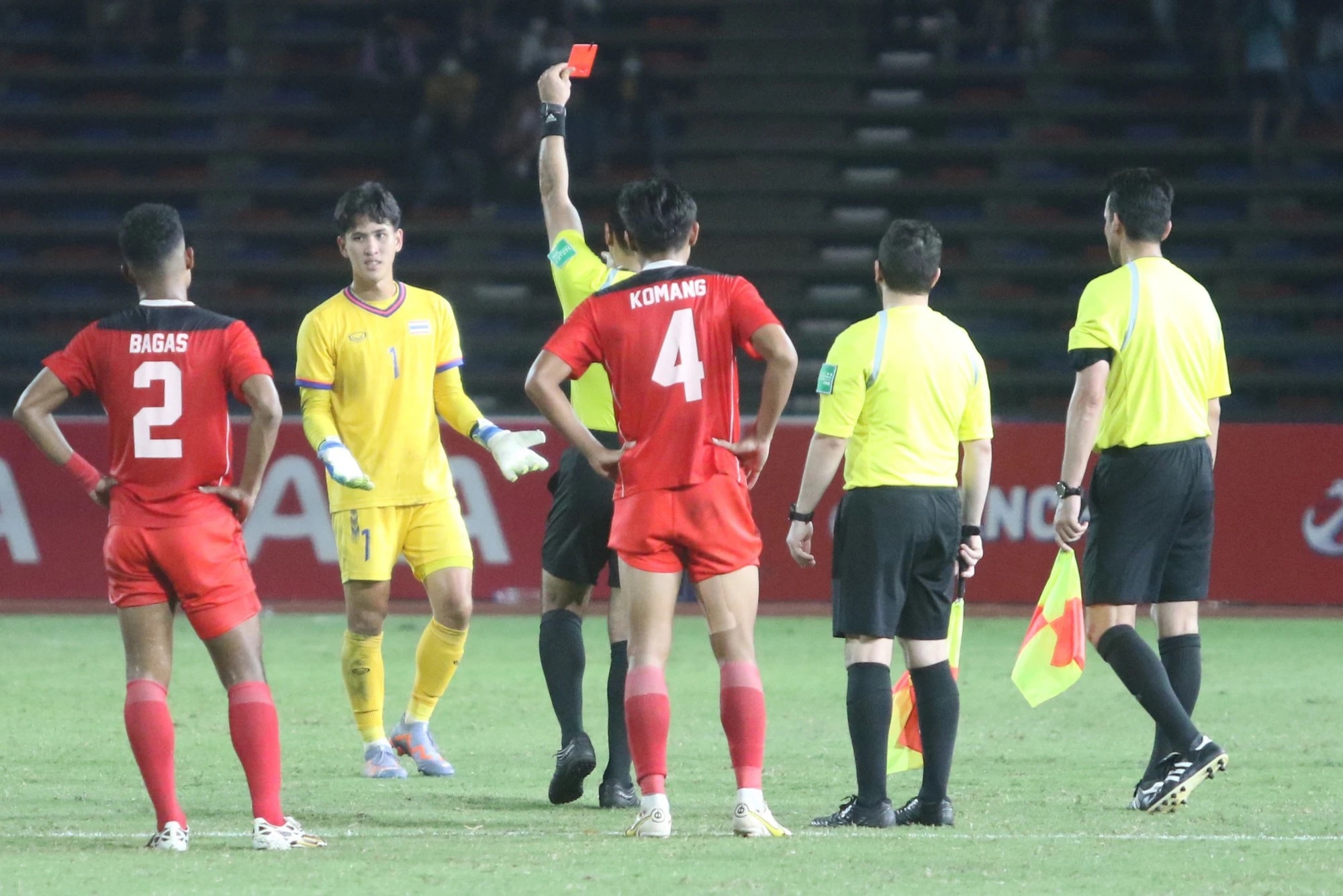 Chung kết môn bóng đá nam SEA Games 23 thiết lập kỷ lục “11 thẻ vàng, 7 thẻ đỏ”.