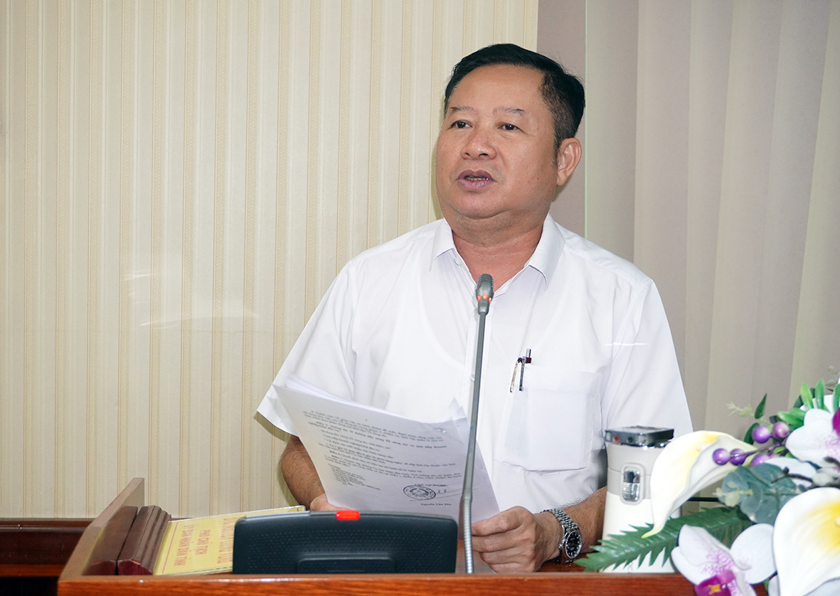 Ông Lê Ngọc Linh, Giám đốc Sở KH-ĐT, Tổ phó Tổ công tác đặc biệt giải quyết khó khăn, vướng mắc của DN, nhà đầu tư công bố quyết định của Chủ tịch UBND tỉnh.