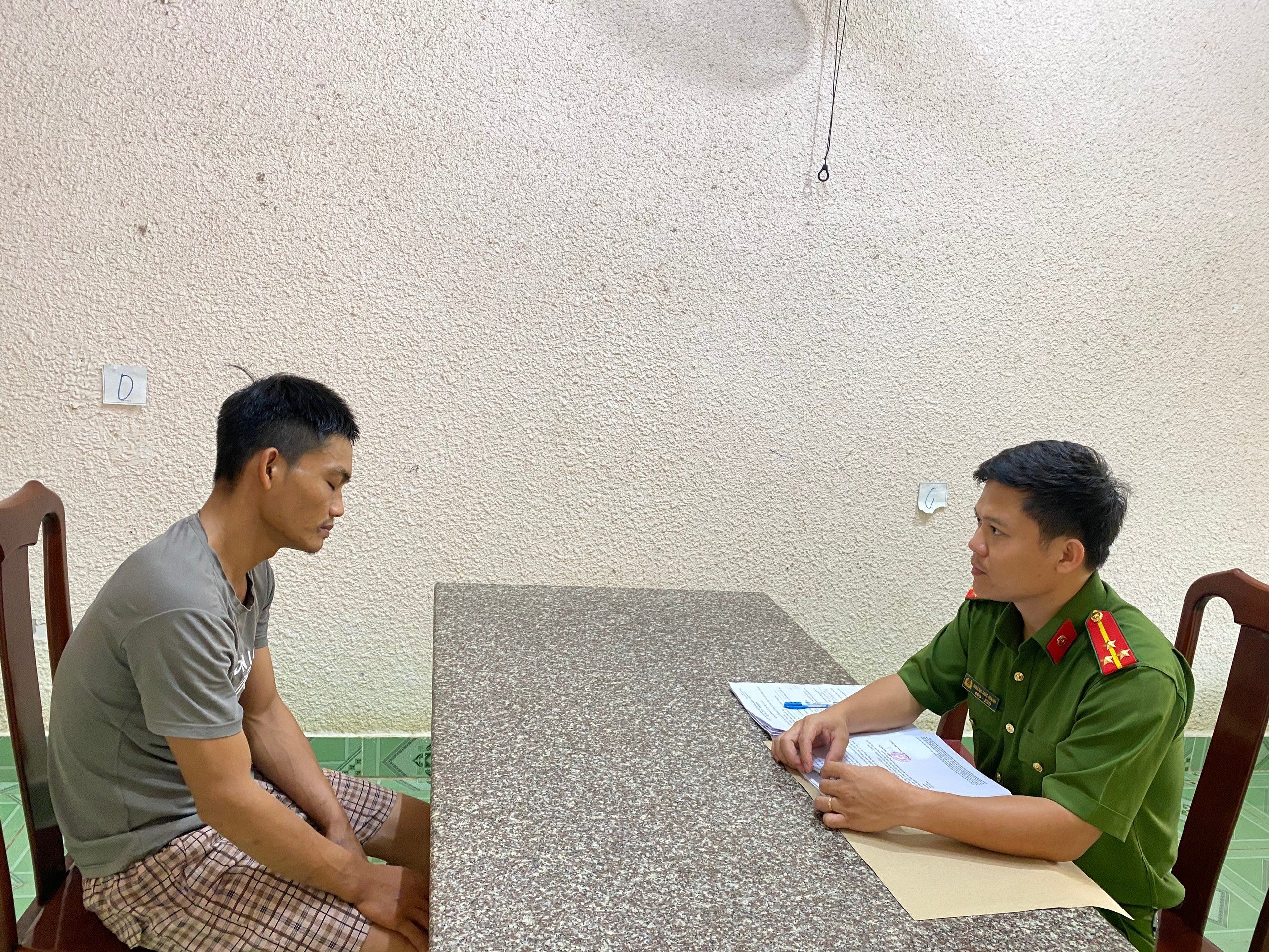 Cơ quan công an lấy lời khai của Trung