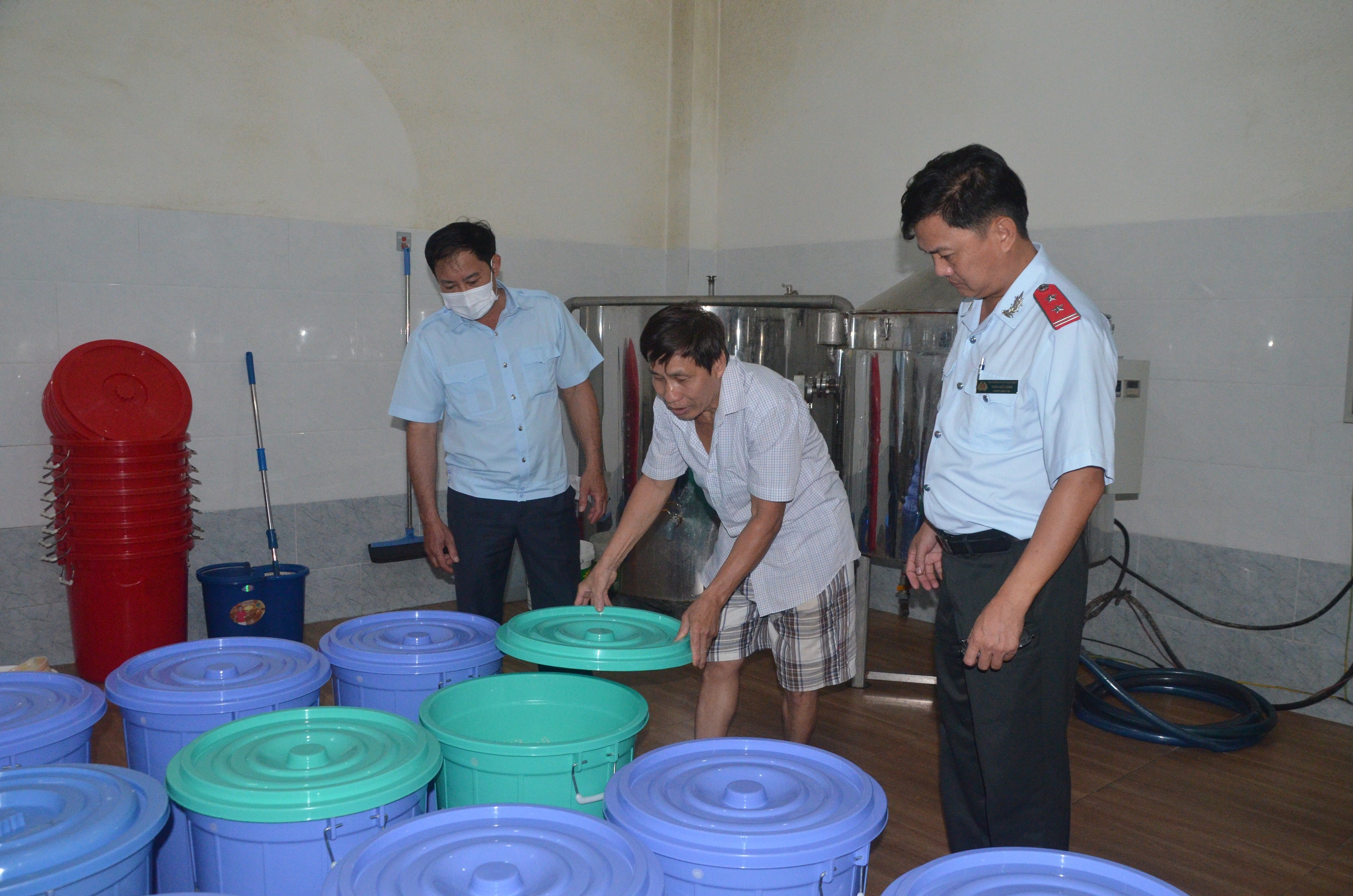 Các thành viên trong Đoàn kiểm tra liên ngành ATTP tỉnh do ngành NN-PTNT chủ trì kiểm tra một cơ sở nấu rượu  tại TX.Phú Mỹ.